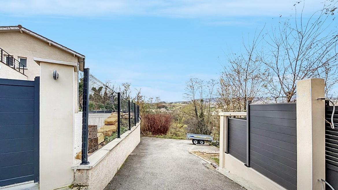 Maison de 110 m² - jardin et balcon de 6 m² - garage 2 places Porte des Pierres Dorées 69400