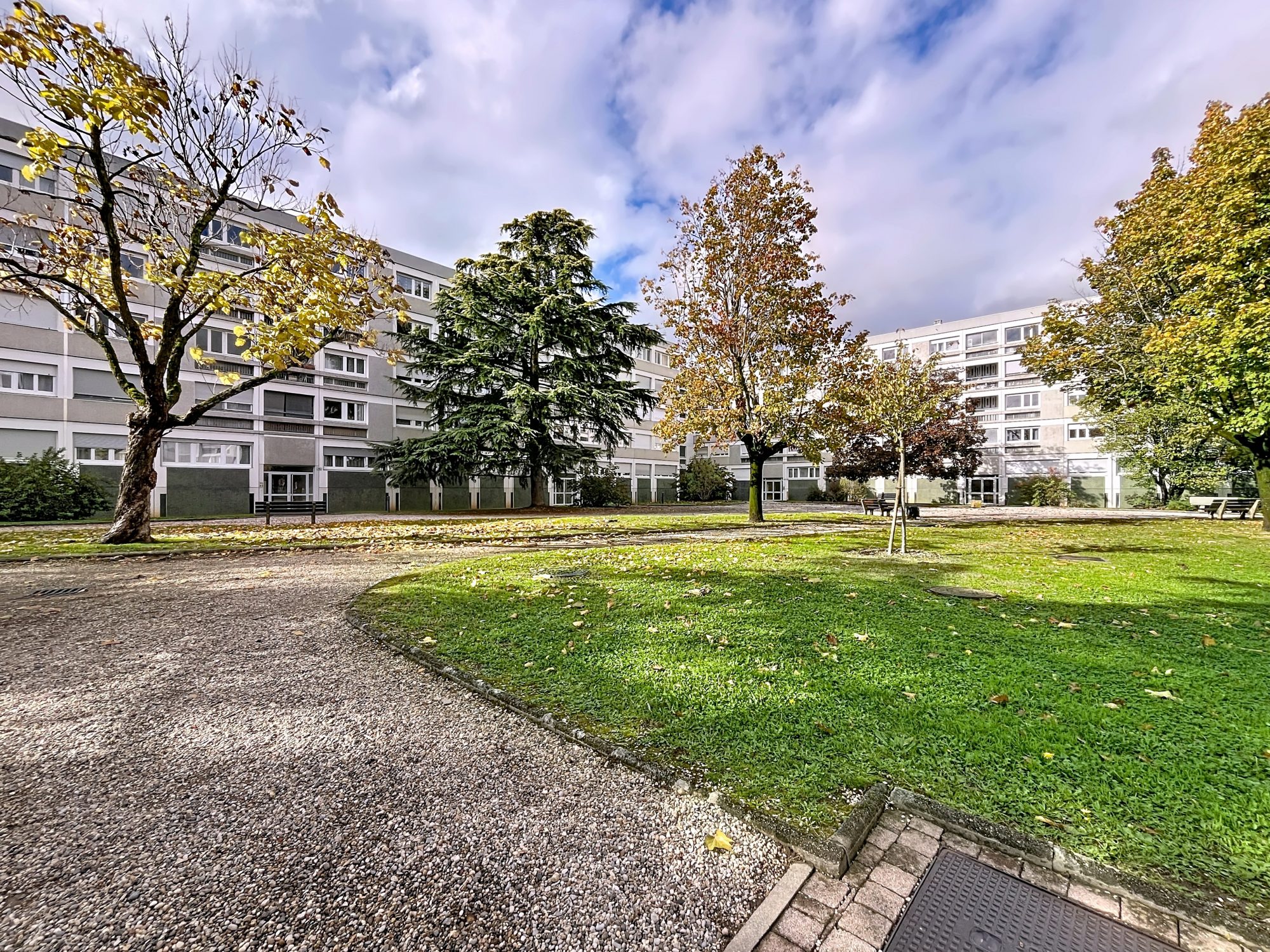 Très bel appartement lumineux au calme avec 3 chambres, cave et place de stationnement Décines-Charpieu 69150