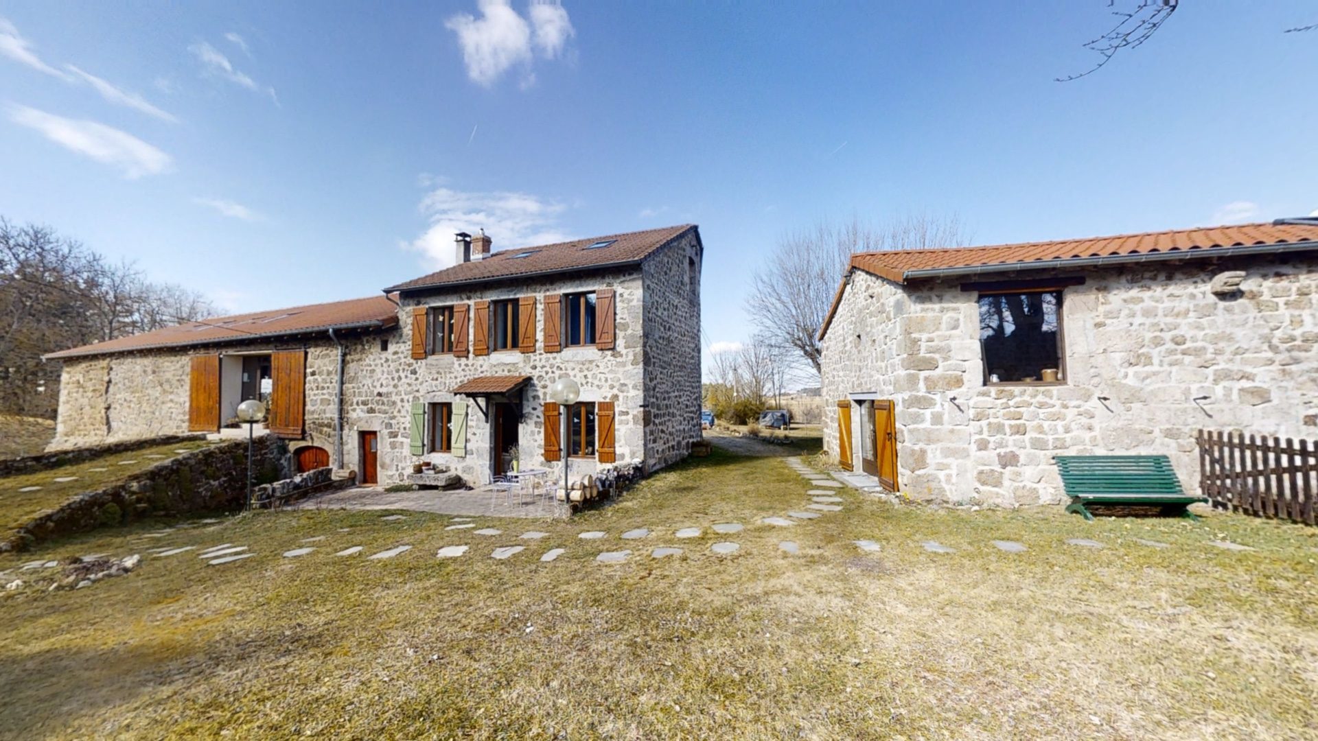 Bien d’exception loué en gîtes avec piscine intérieure Montregard 43290