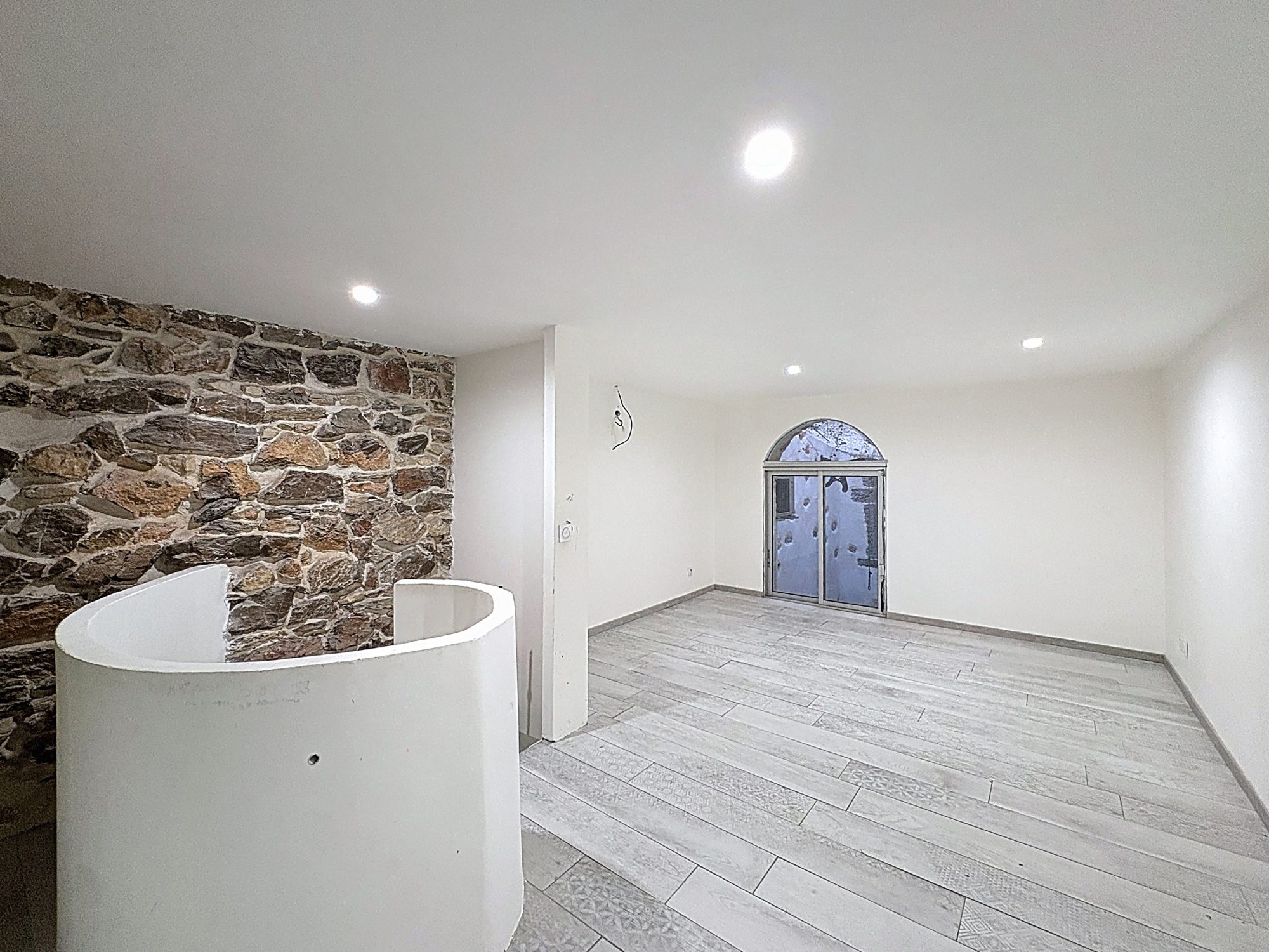 SÈTE - QUARTIER THÉÂTRE - AVENUE VICTOR HUGO : Murs Commerciaux + appartement de fonction totalisant 106m² Sète 34200