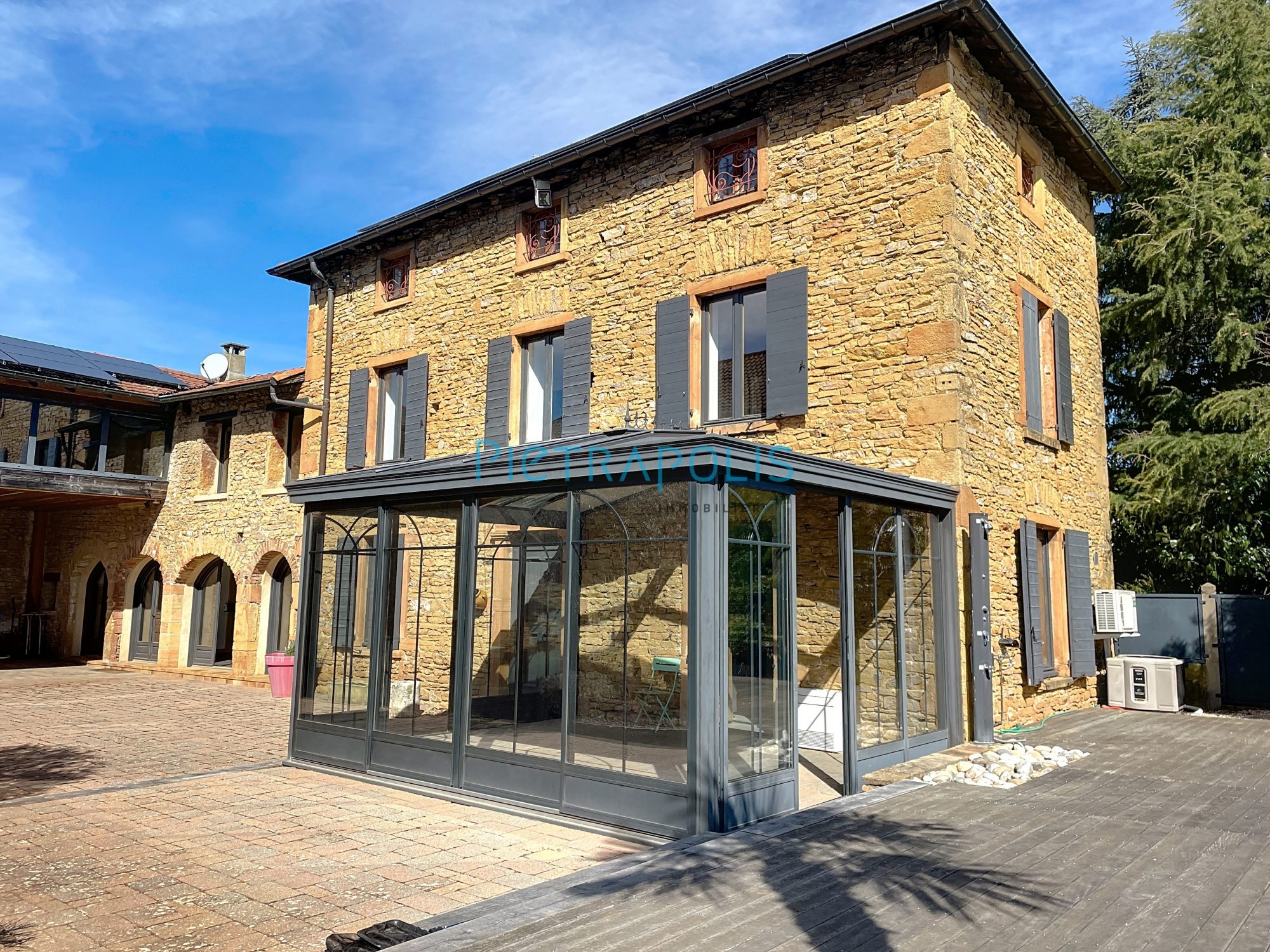 Propriété d'exception en pierres dorées - 9 pièces -280 m² hab - Terrain 1598 m² Marcy 69480