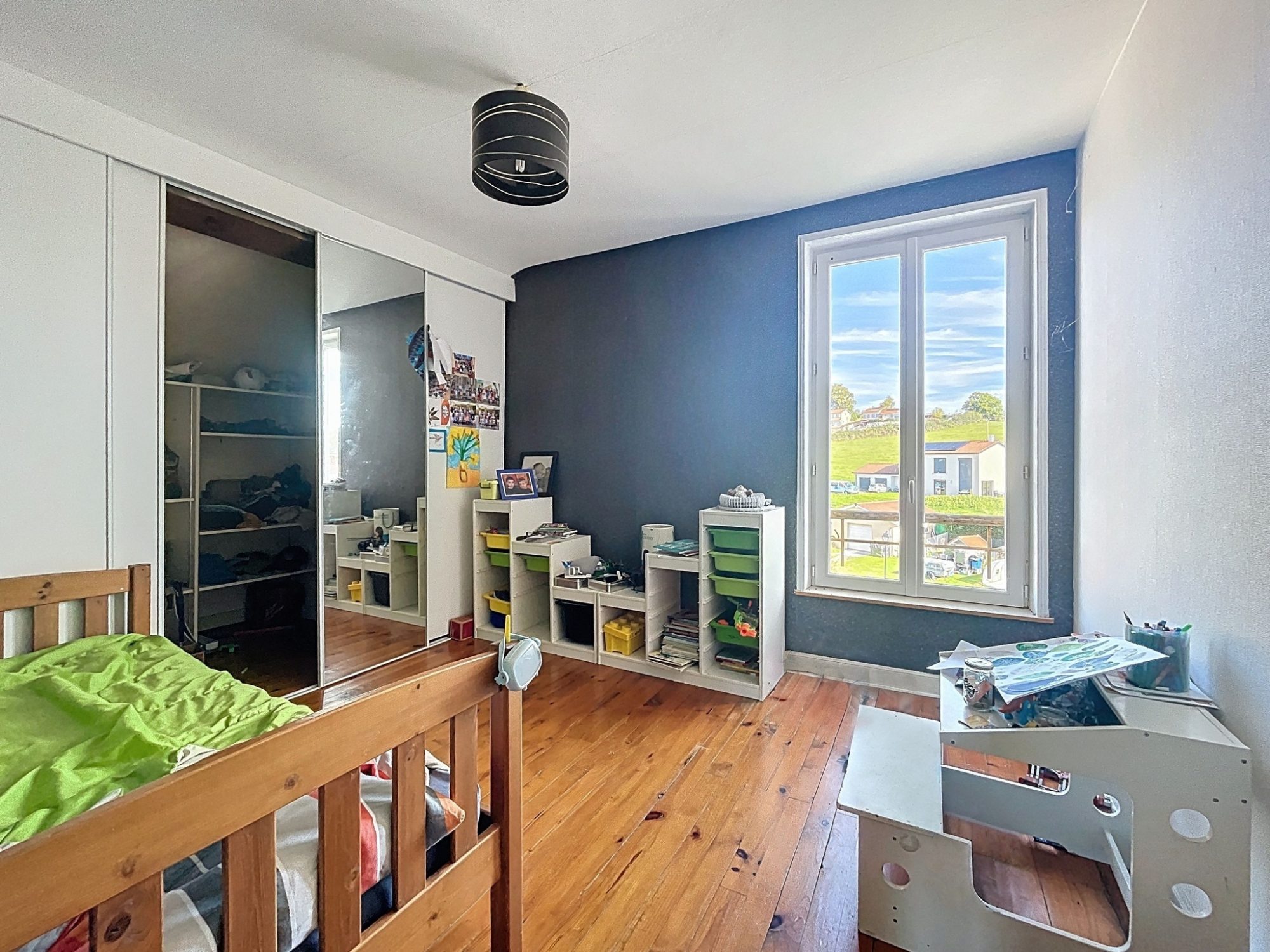 Espace, lumière et fort potentiel : cette maison réunit tout pour concrétiser vos projets, qu’ils soient familiaux, professionnels ou locatifs. Vindry-sur-Turdine 69490