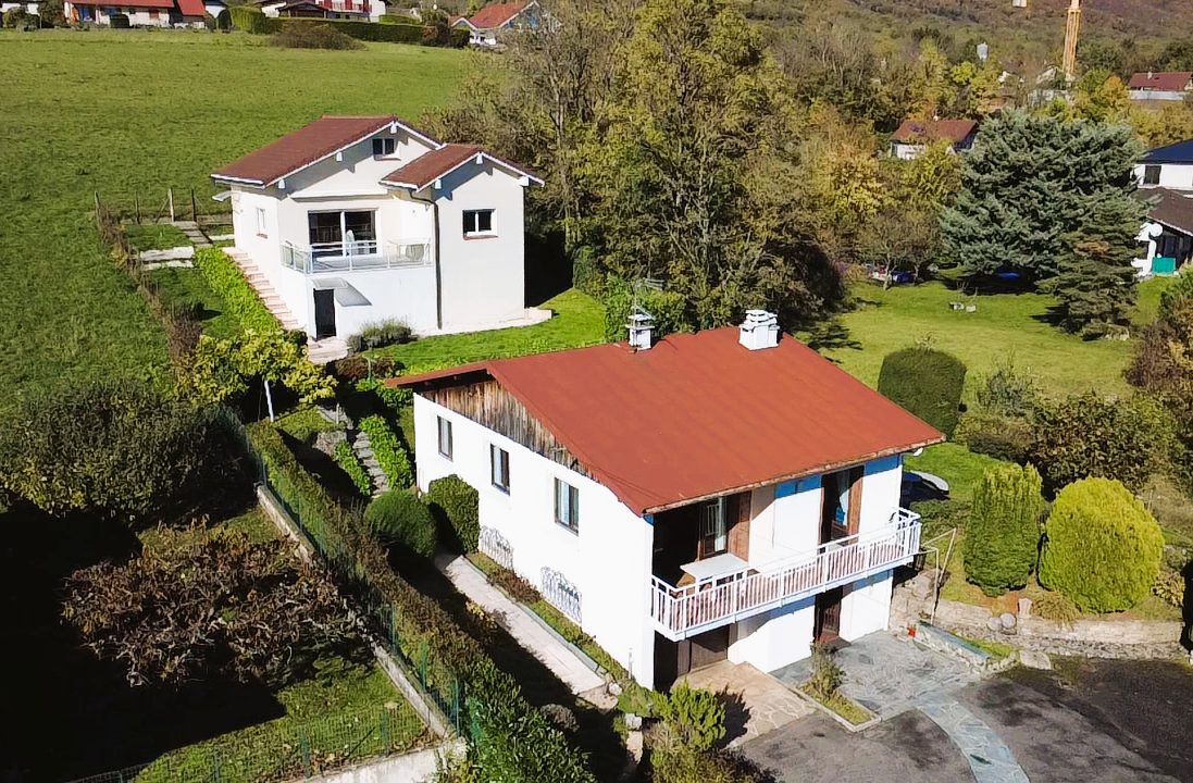 Ensemble immobilier de 2 maisons individuelles Thoiry 01710