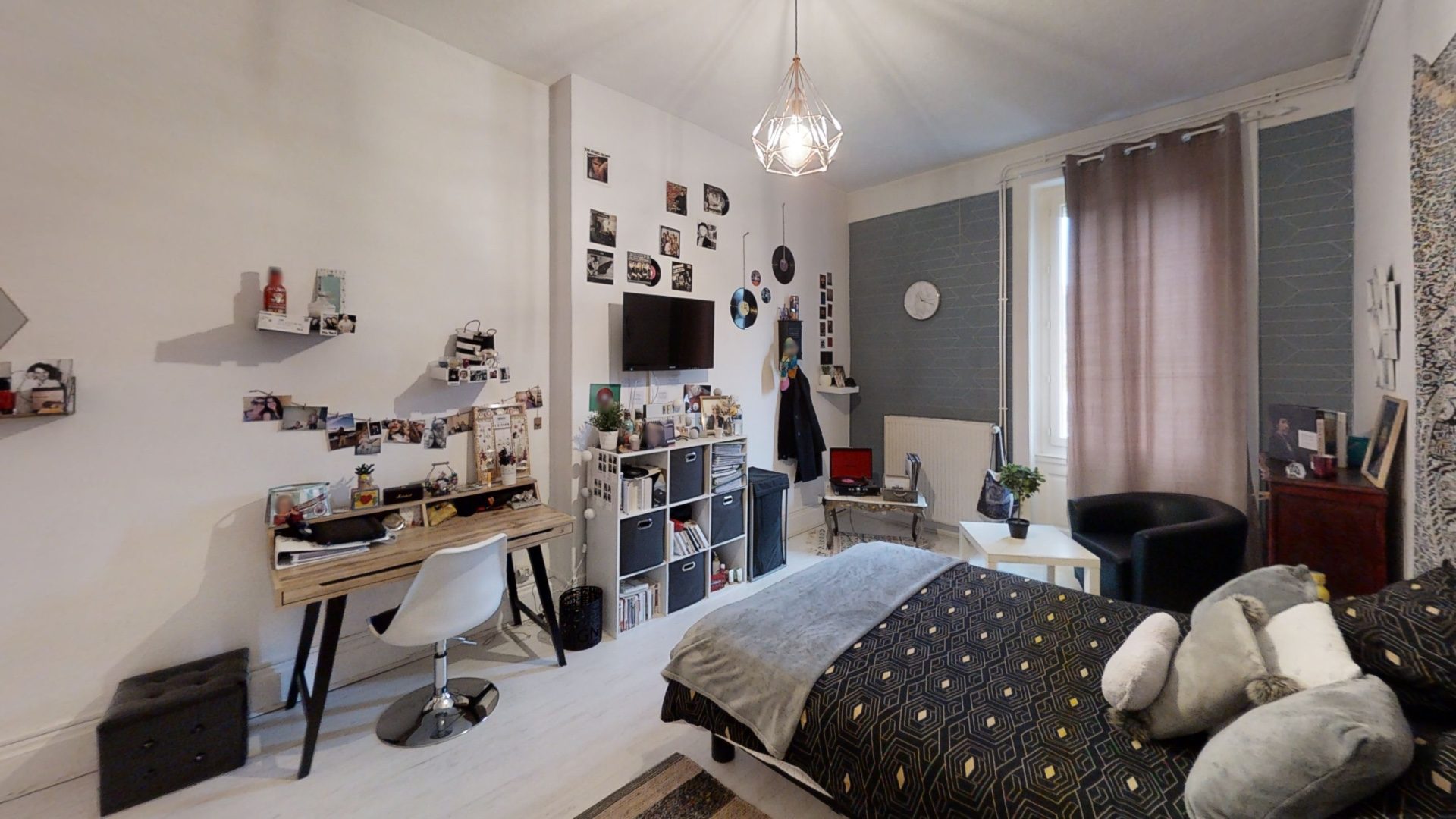 APPARTEMENT BOURGEOIS 135m² HAB., 5EME ET DERNIER ÉTAGE, 3 CHAMBRES, GARAGE, GRENIER AMÉNAGÉ, CAVE, PROCHE TOUTES COMMODITÉS Le chambon-feugerolles 42500