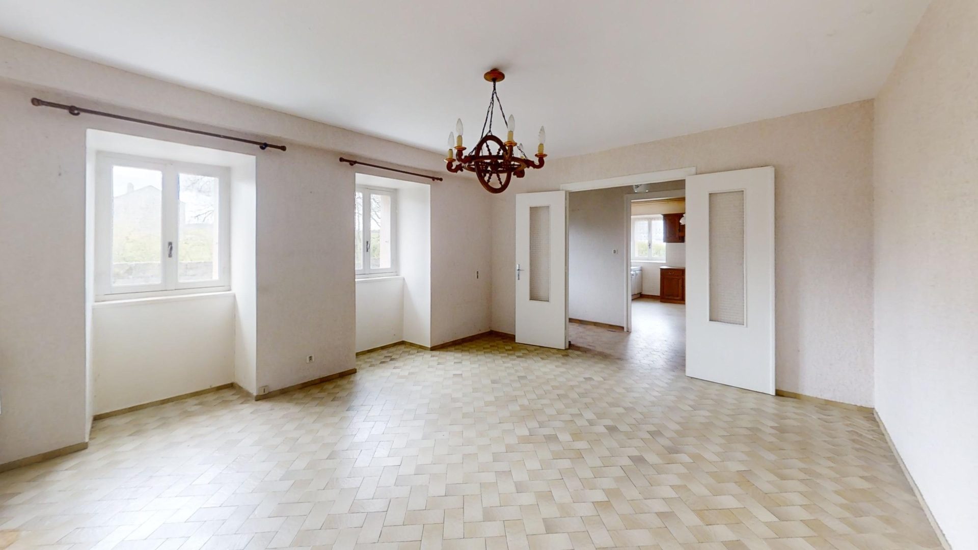 Maison en pierres mitoyenne avec garage et terrain d’environ 857 m2 Tence 43190