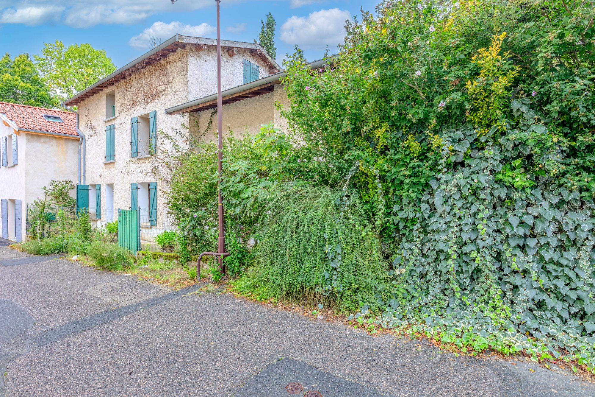 SUR LES HAUTEURS DE GENAY - GRANDE MAISON - TERRAIN CLOS