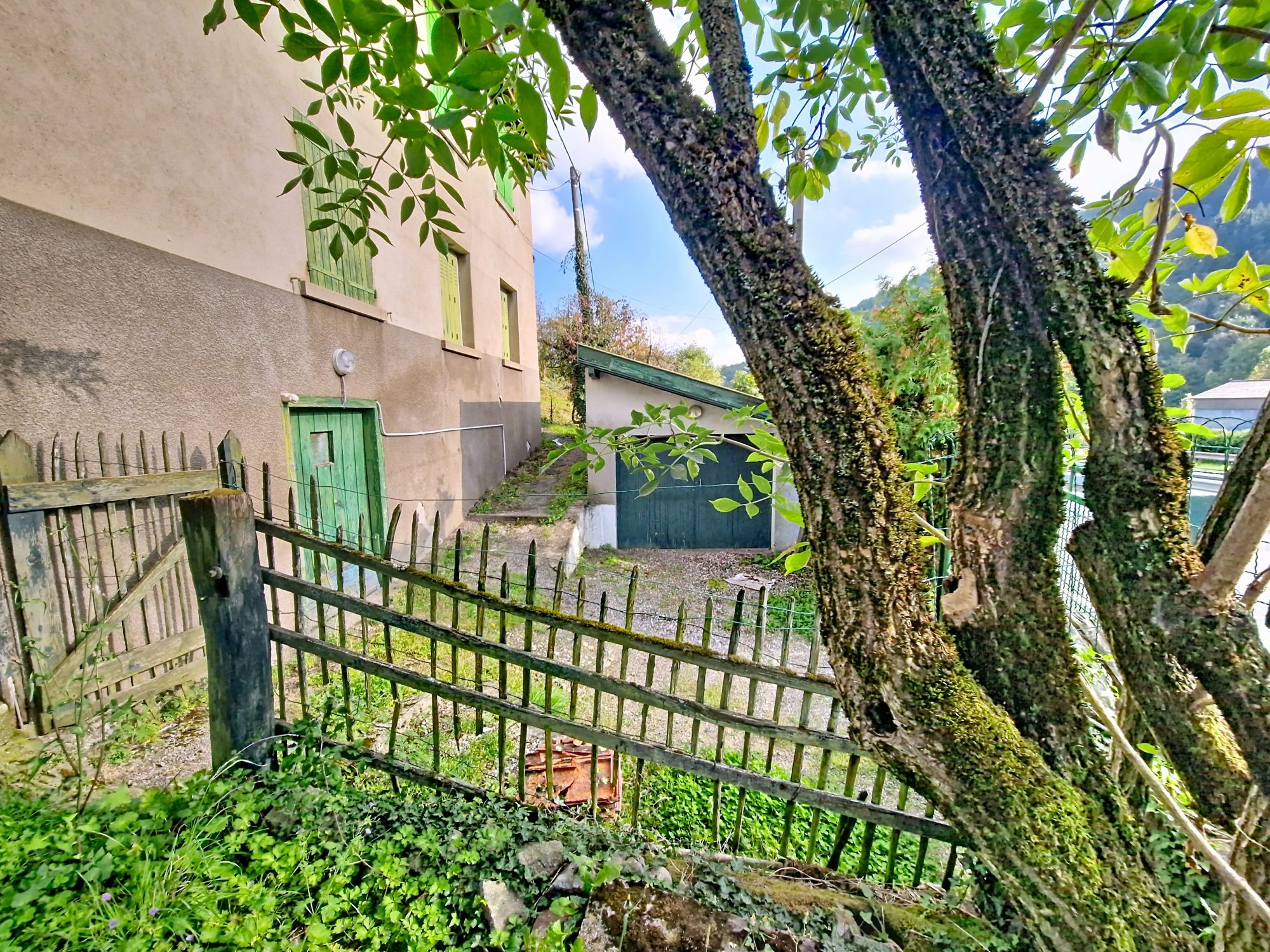 2 MAISONS environ 75m² ET 57m² + combles, caves, garage Vindry-sur-Turdine 69490