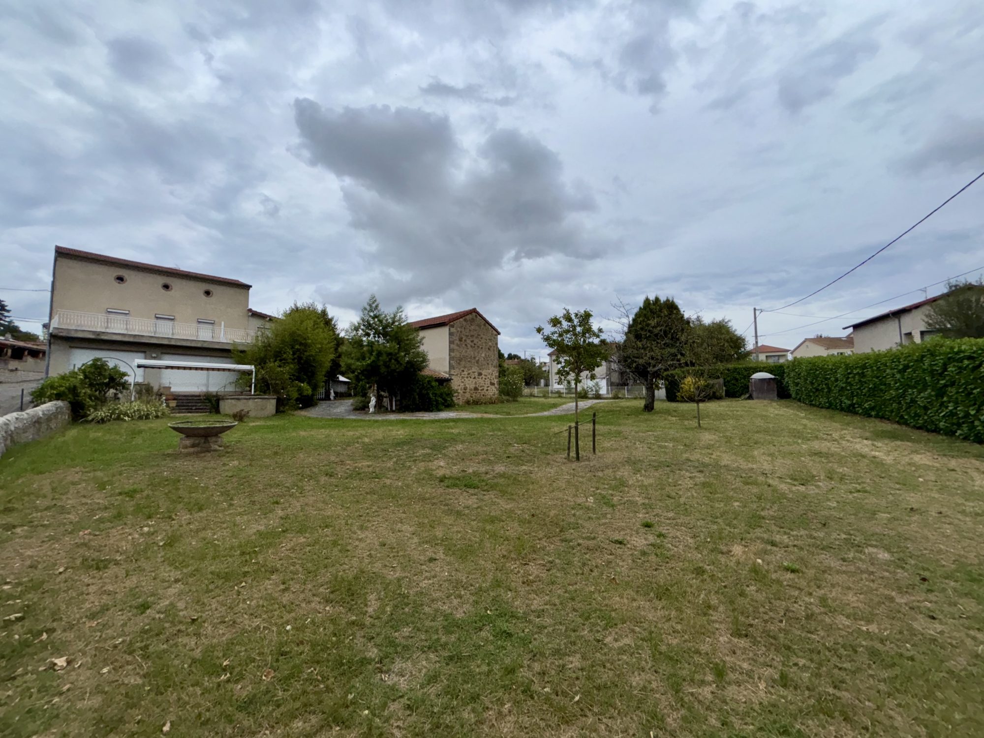 Maison avec dépendances sur un terrain constructible