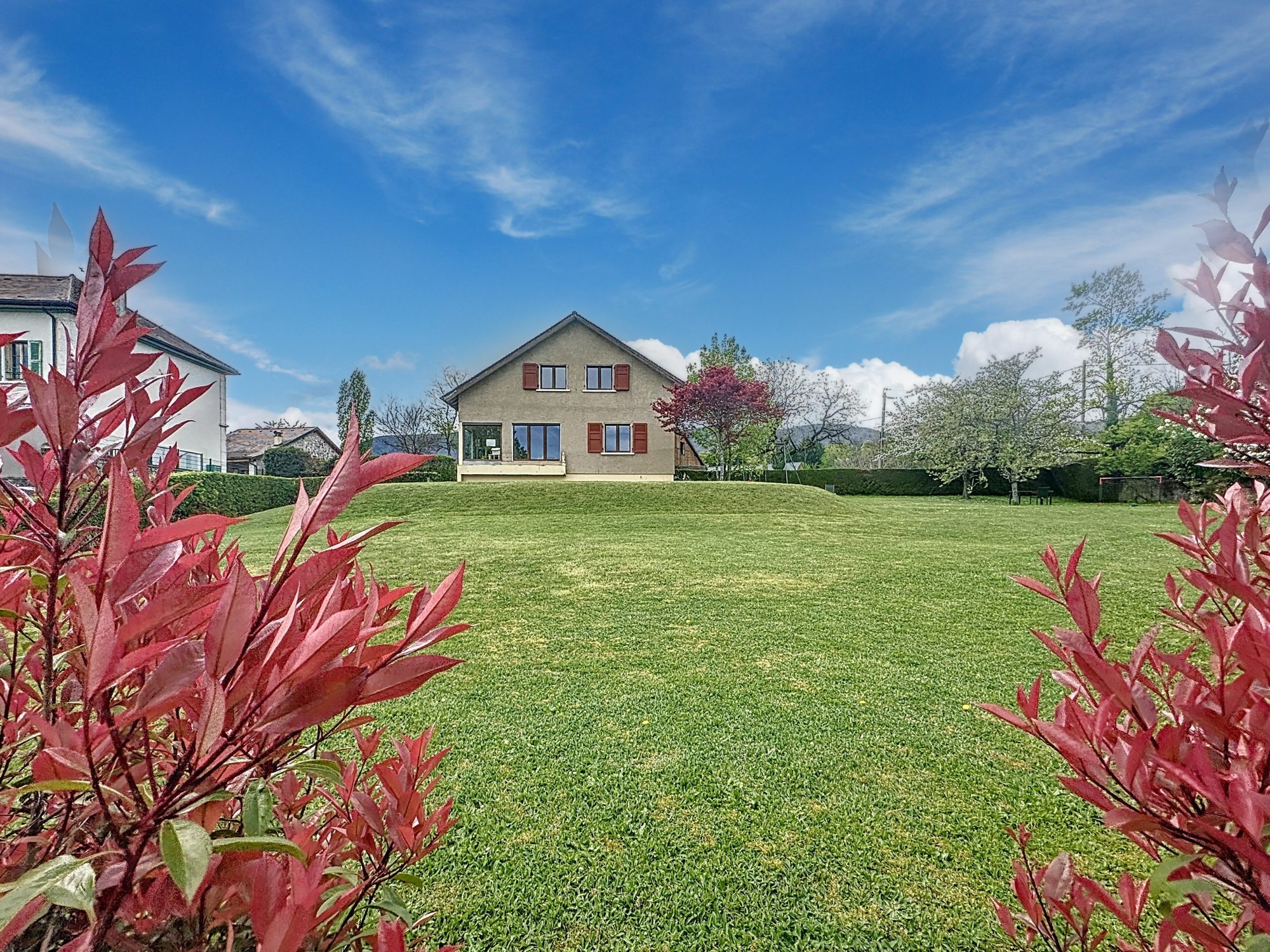 Maison sur terrain constructible, située à Divonne