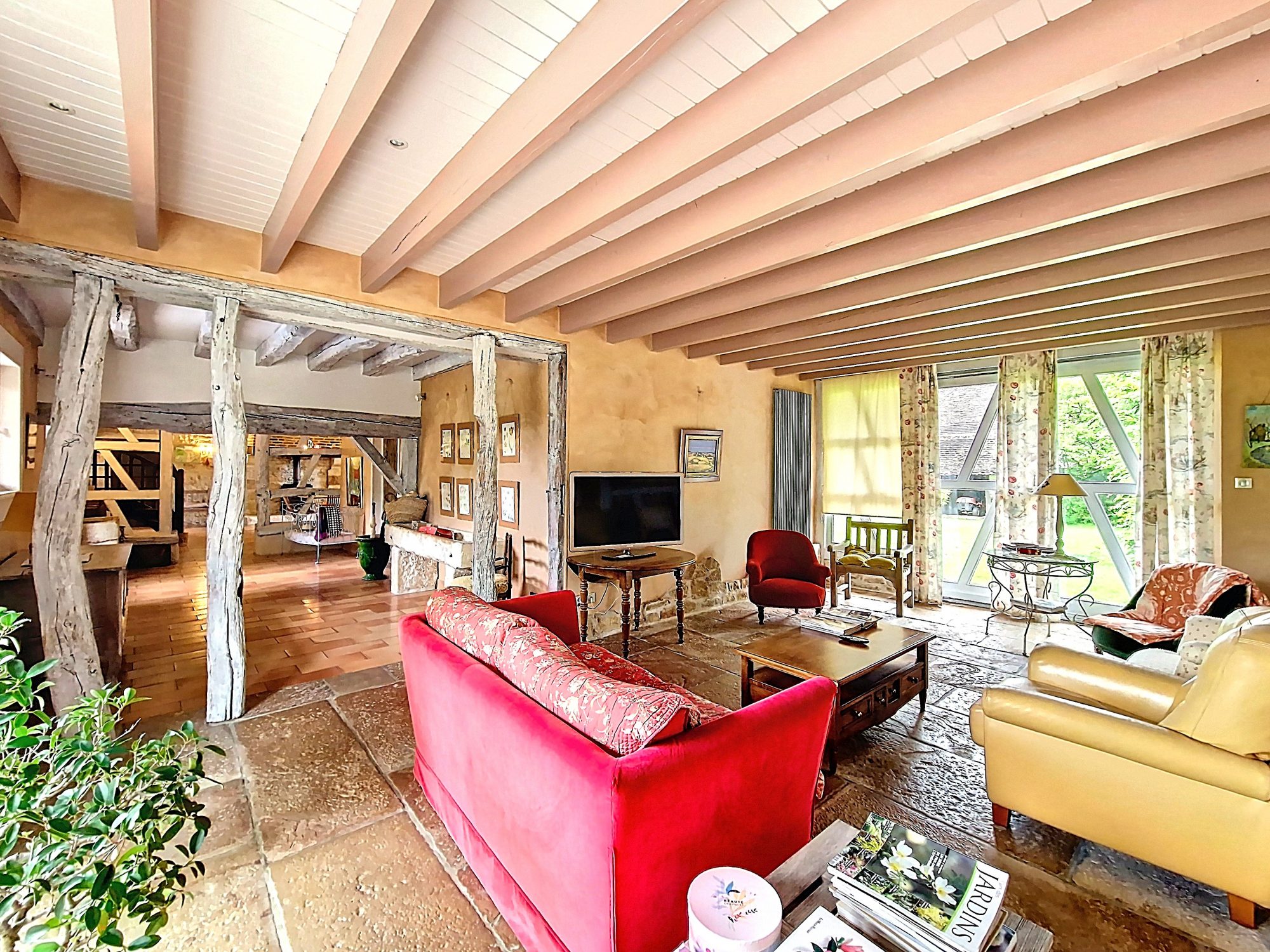 A 15kms de Chalon sur Saône : très belle longère. sur 20 ares. Chalon-sur-Saône 71100