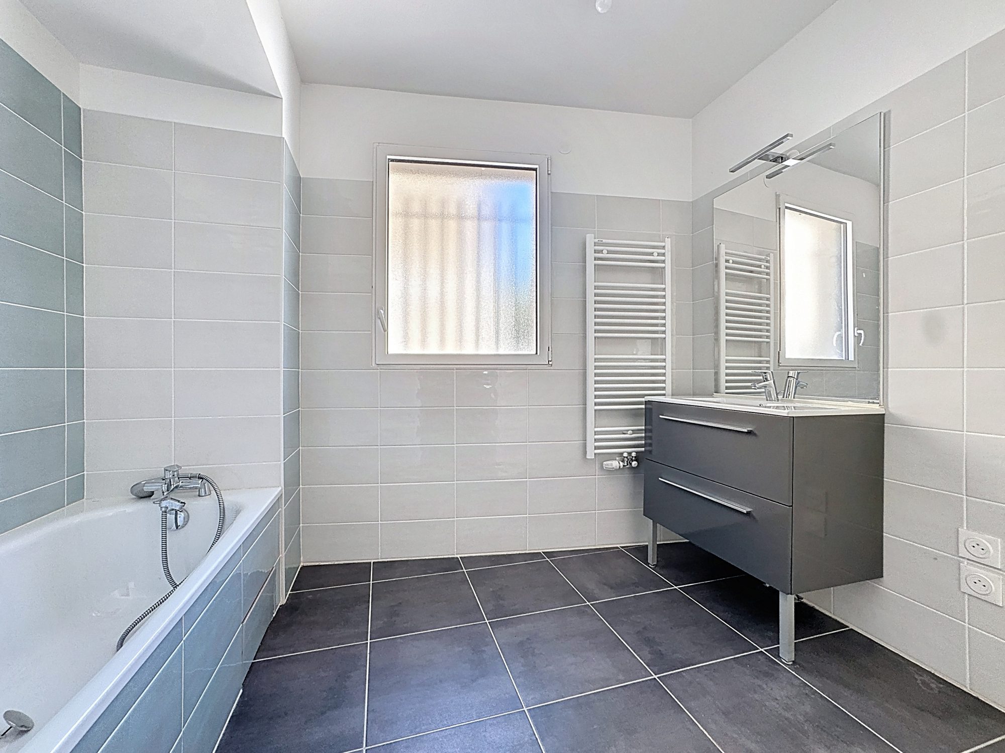 Maison de 2020 au centre ville de 110m2 - 4 chambres avec Garage et stationnement. Saint Symphorien d'Ozon 69360