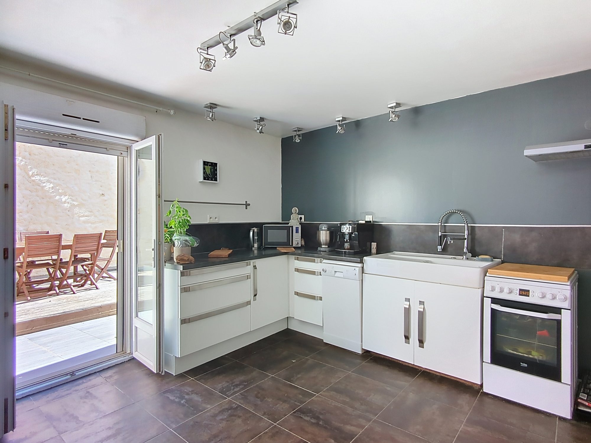 POUSSAN: Appartement T3 avec Terrasse de 31m² env. + Studio indépendant