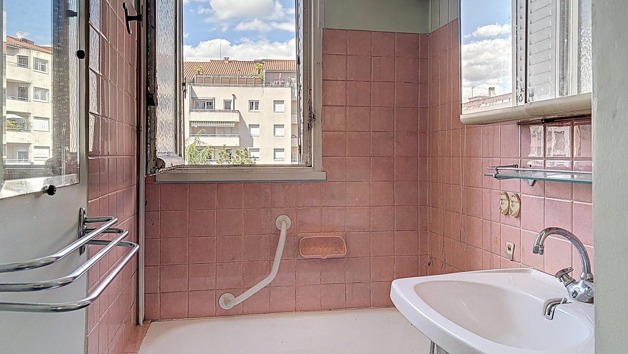 SOUS OFFRE - T3 possible T4 à rénover métro Garibaldi - ligne D Lyon 69003