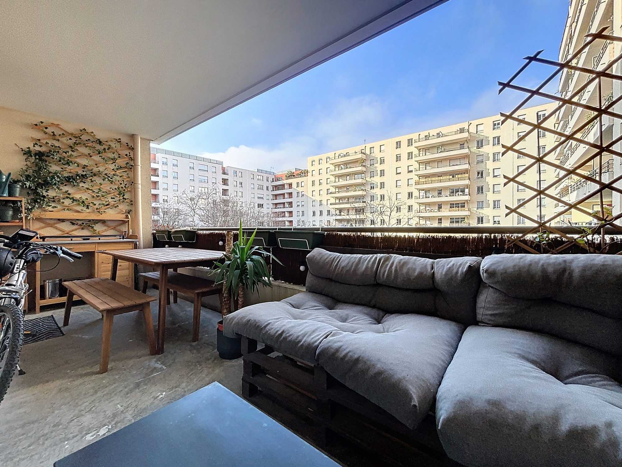 Villeurbanne, limite Lyon 6E, aux portes du Parc de la Tête d'Or, T3 de 68 m² avec terrasse de 12,28 m² et possibilité garage en ss-sol.