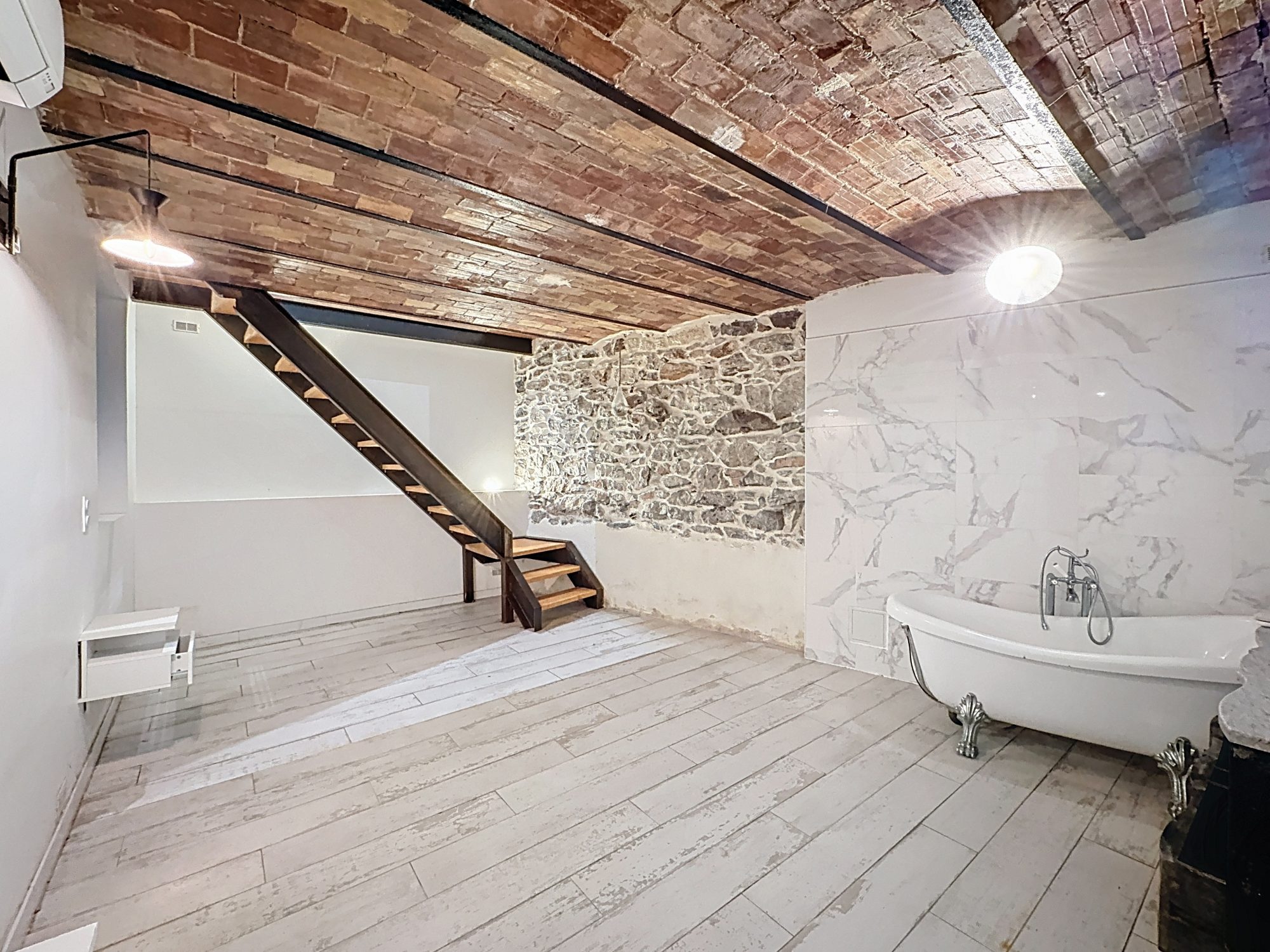 SÈTE - QUARTIER THÉÂTRE - AVENUE VICTOR HUGO : Appartement T4 81m² avec cour intérieur, local commercial 25m² Sète 34200