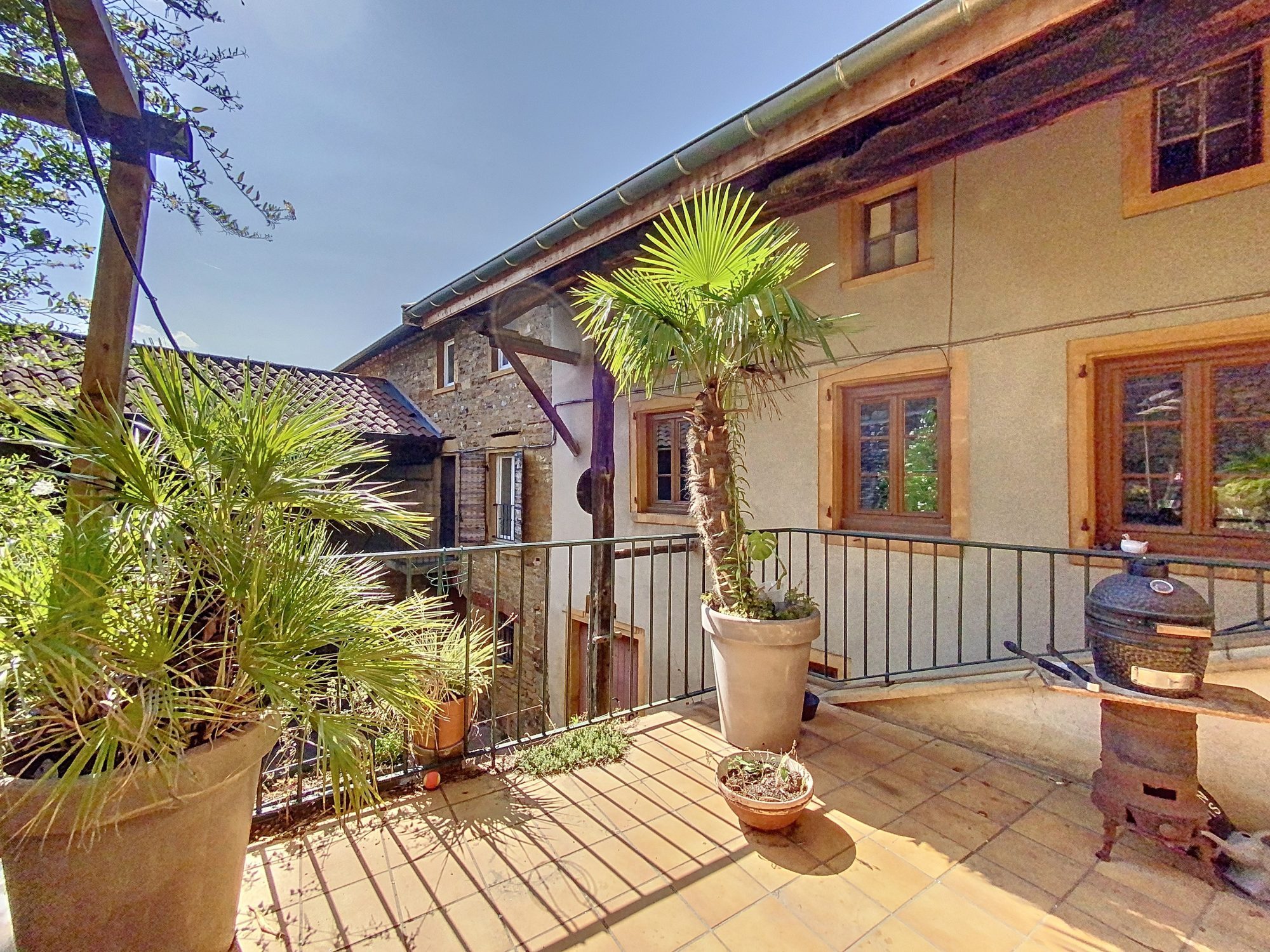 Maison de village en pierres dorées avec jardinet et belle cour intérieure