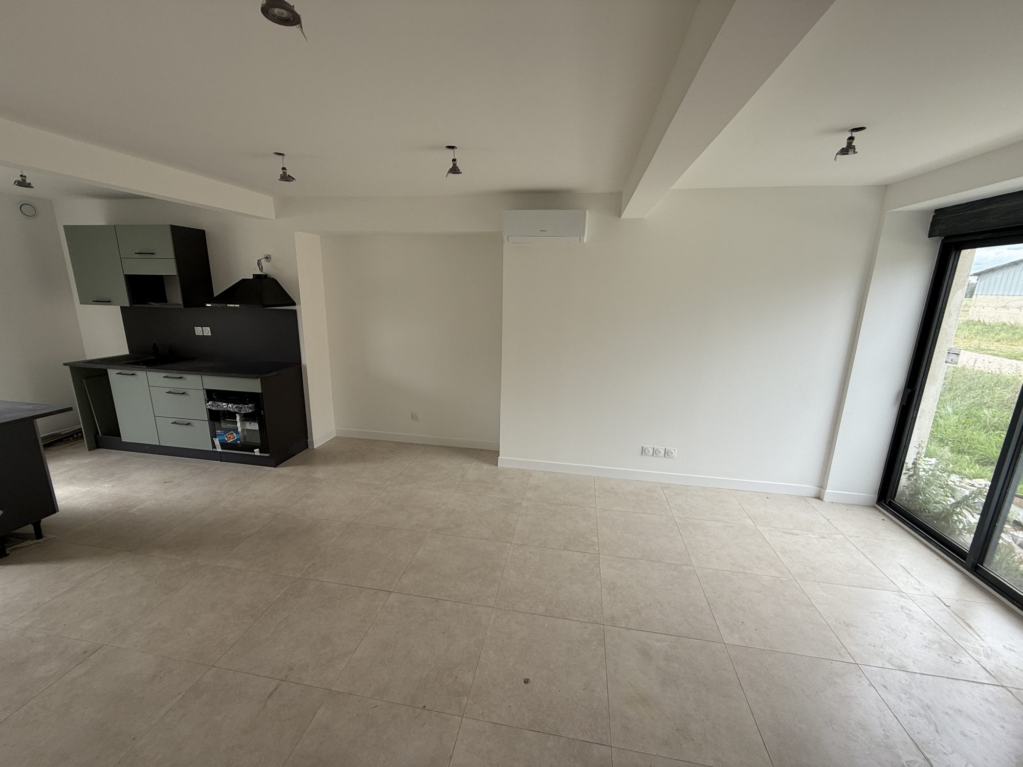 Appartement en DUPLEX de 69m² - 2 chambres - 2 jardins - 3 places de parkings Romans 01400