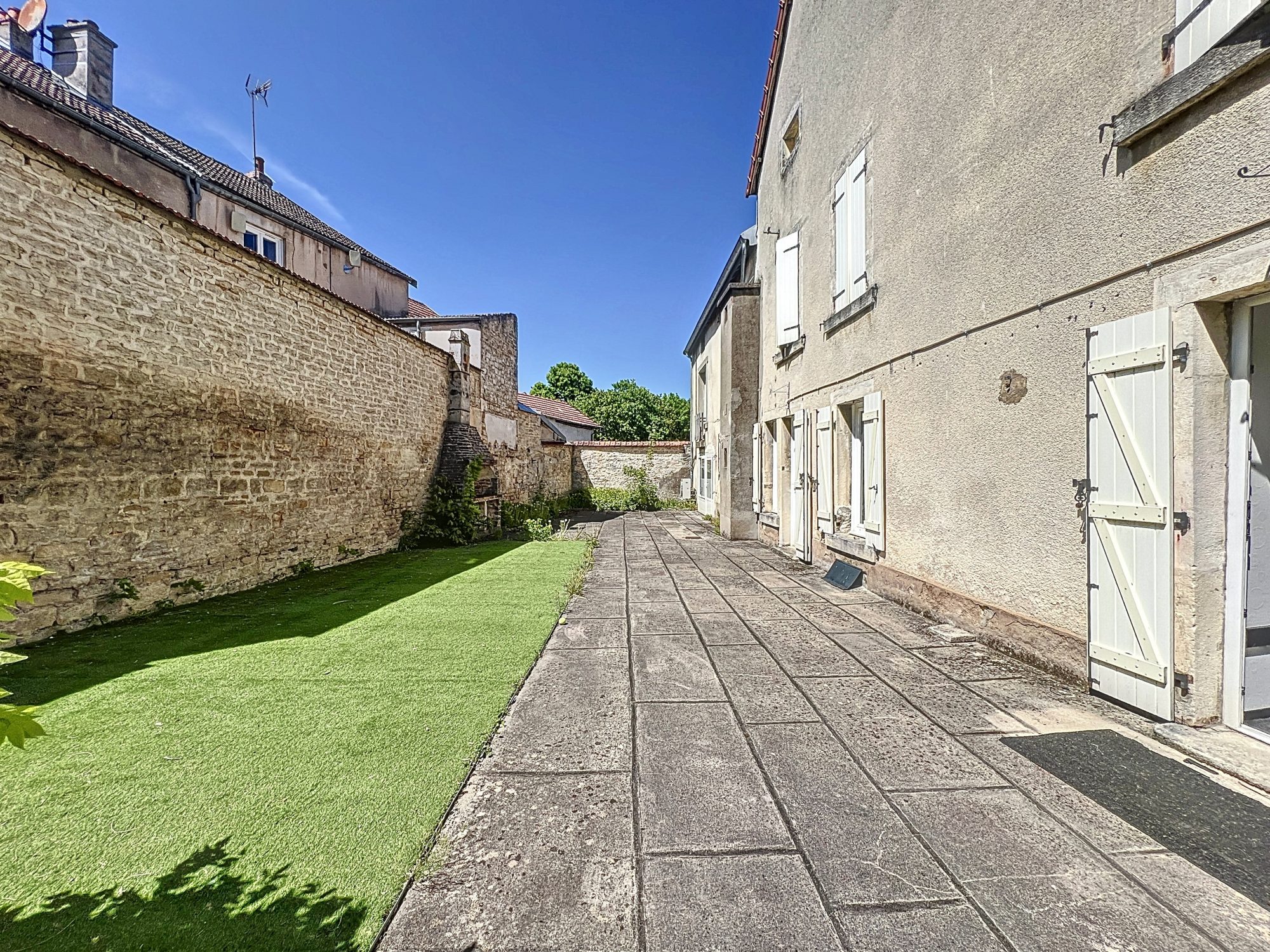 Maison - 8 pièces - 187 m² - Is-sur-Tille (21120)