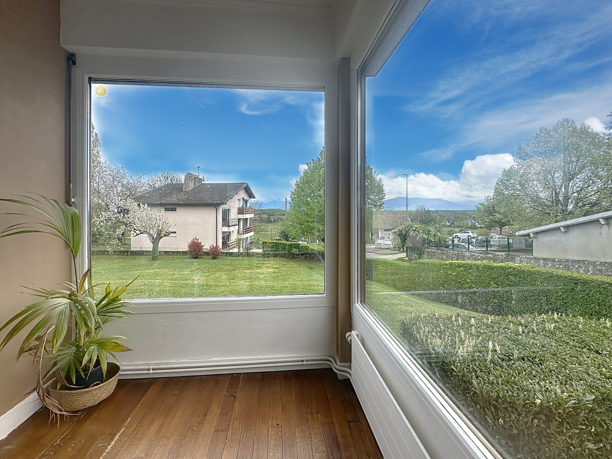 Maison sur terrain constructible, située à Divonne Divonne-les-Bains 01220