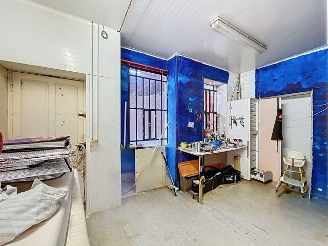 Espace, lumière et fort potentiel : cette maison réunit tout pour concrétiser vos projets, qu’ils soient familiaux, professionnels ou locatifs. Villechenève 69770