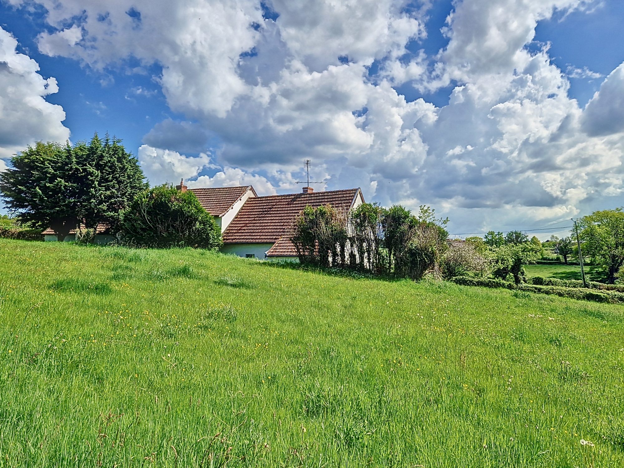 Maison en pierre – 4 chambres – 148 m² habitables – à réinventer selon vos envies Colombier-en-Brionnais 71800