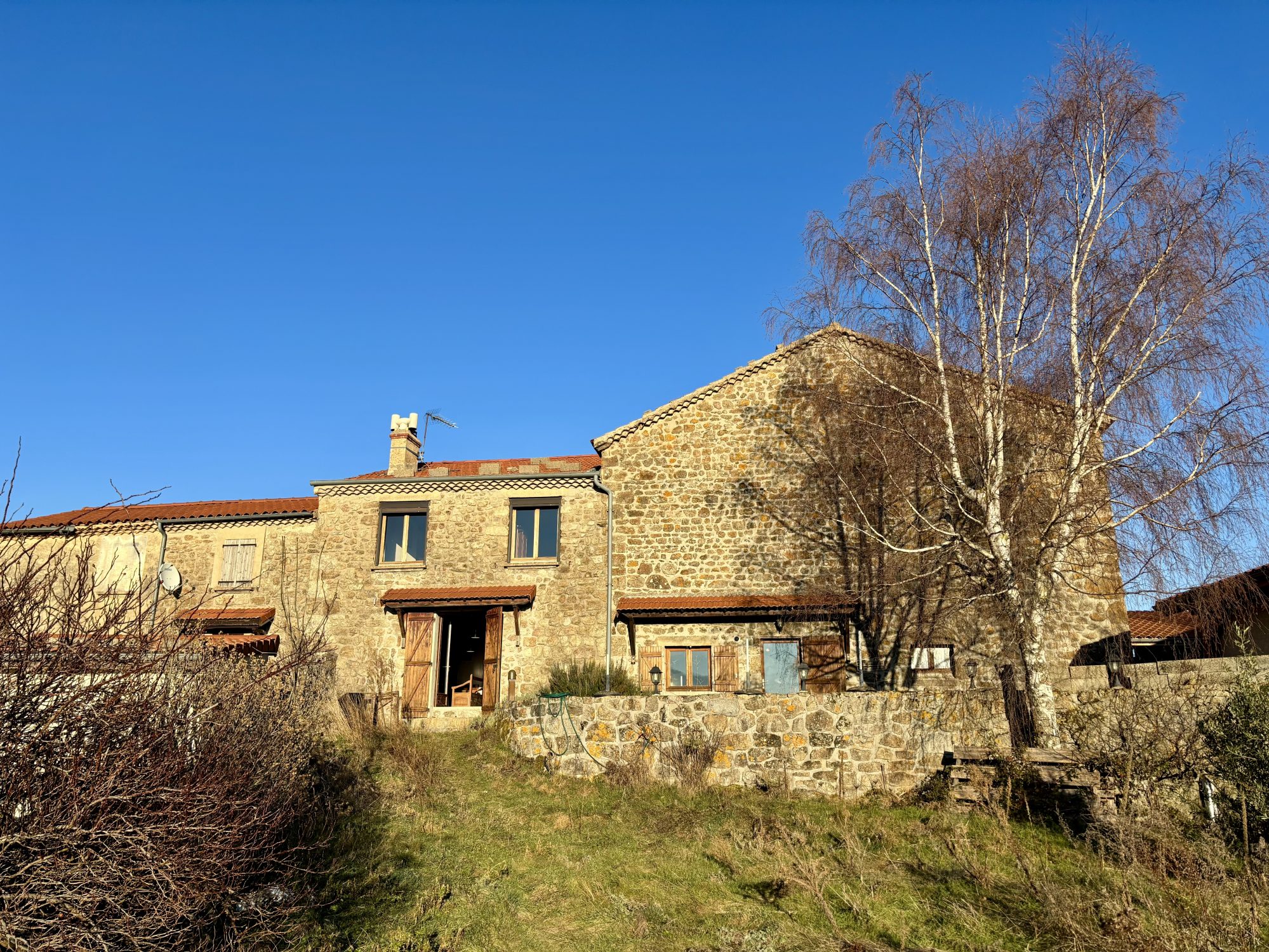 Tènement immobilier en pierre d'environ 270 m² avec une vue panoramique