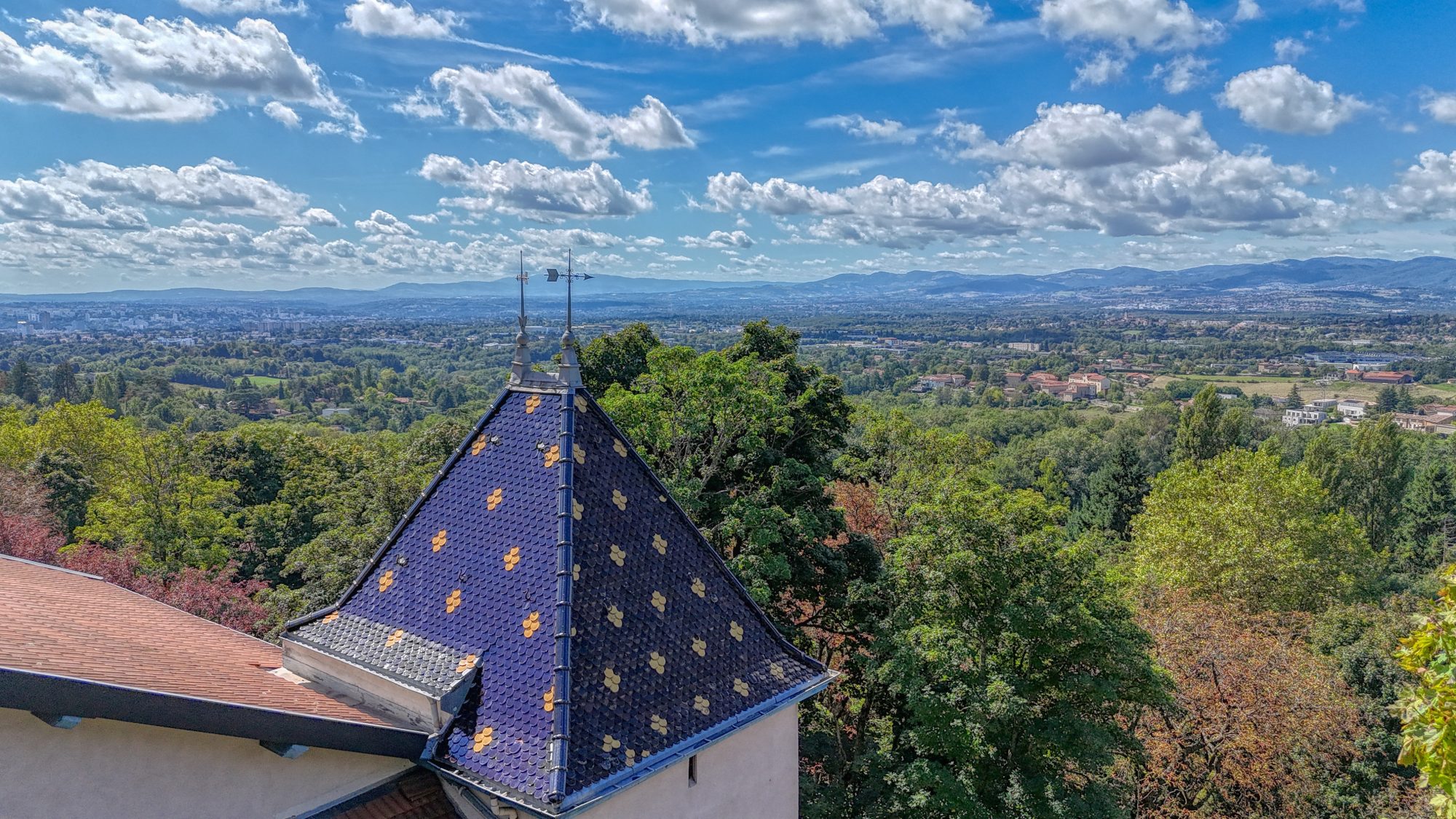 Demeure du XVIIème avec piscine, vue panoramique et dépendance