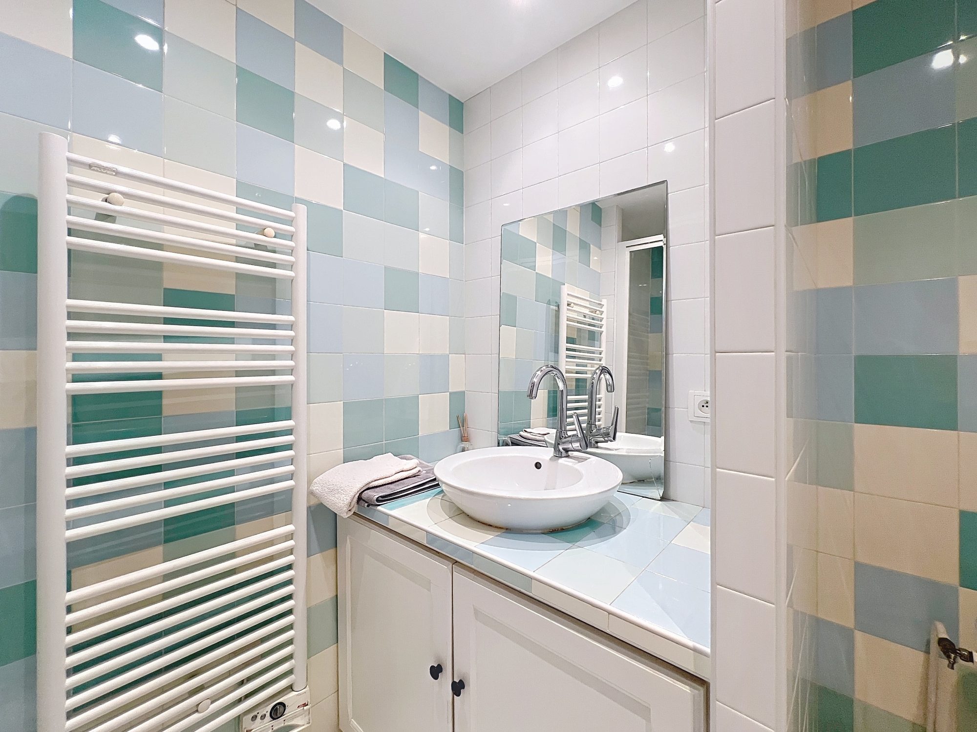 EN PLEIN CENTRE DE CIVRIEUX - MAISON DE 200m2- TERRAIN -GRANGE Civrieux 01390