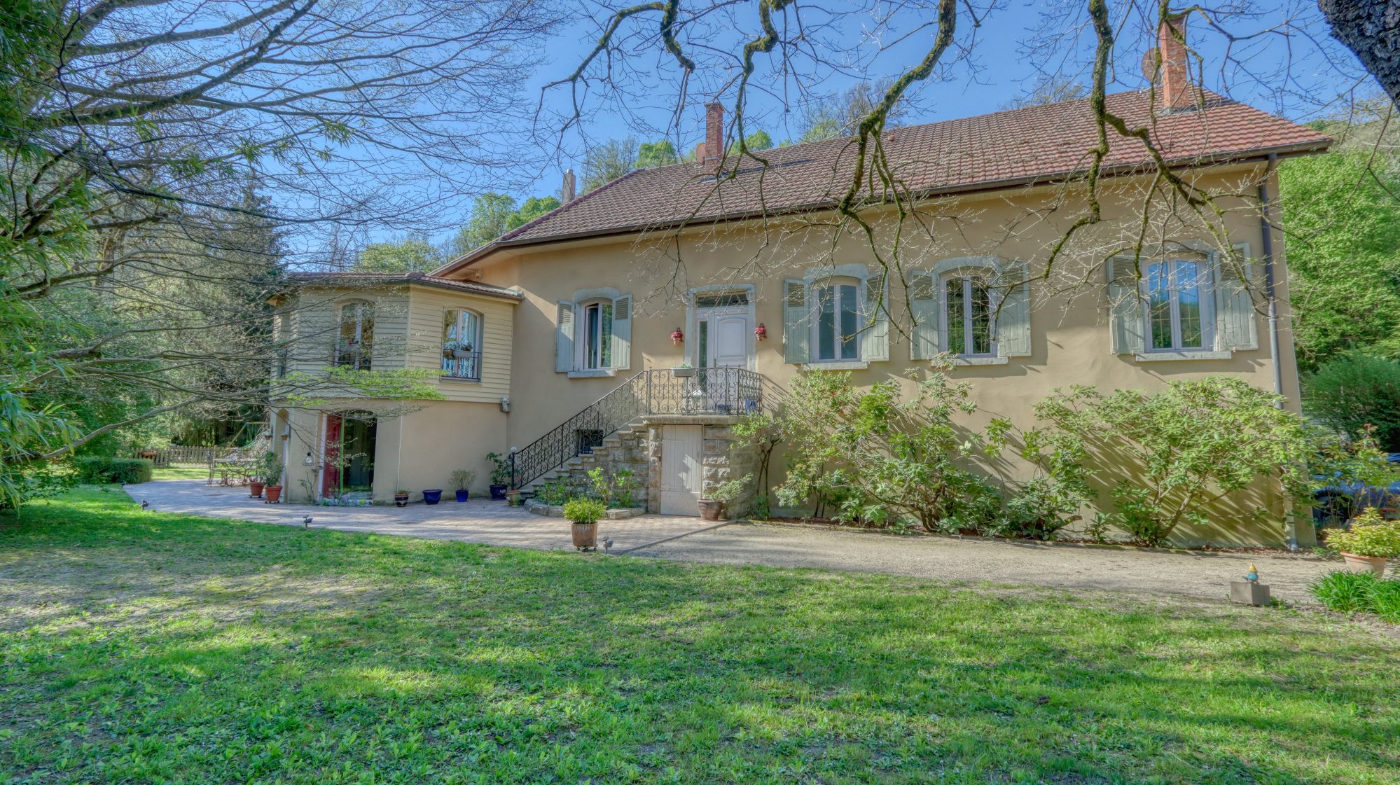 Propriété de 205 m² habitable + appartement T2 indépendant  + 721 m² conctructible + parc arboré Crémieu 38460