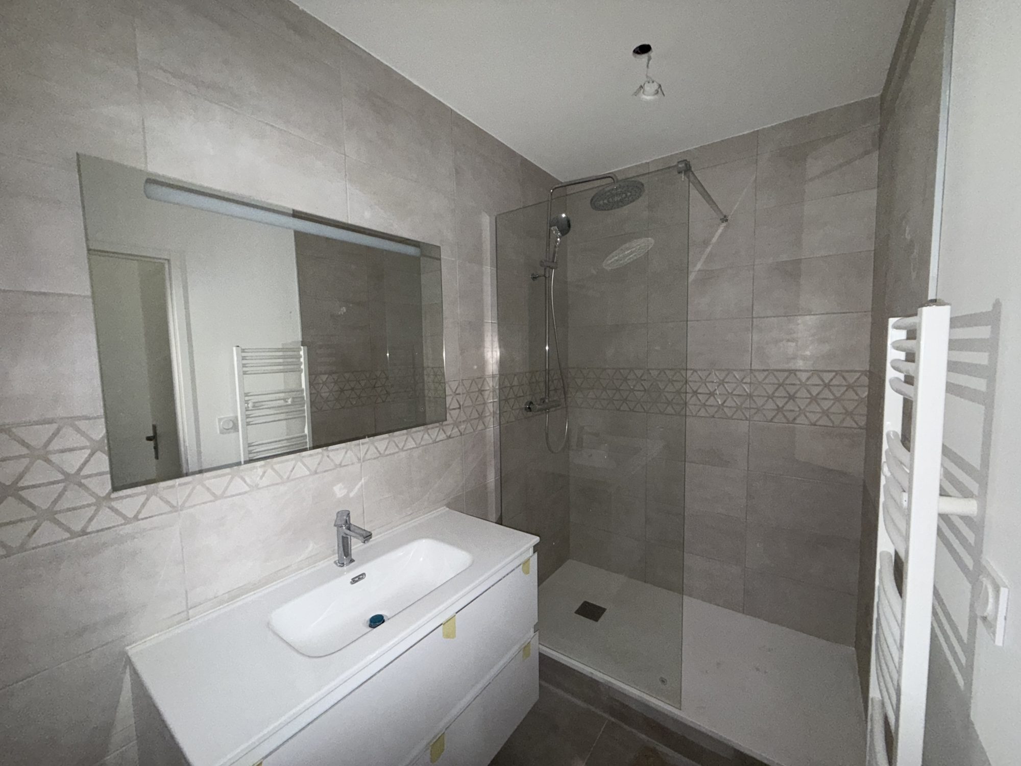 Appartement en DUPLEX de 69m² - 2 chambres - 2 jardins - 3 places de parkings Romans 01400