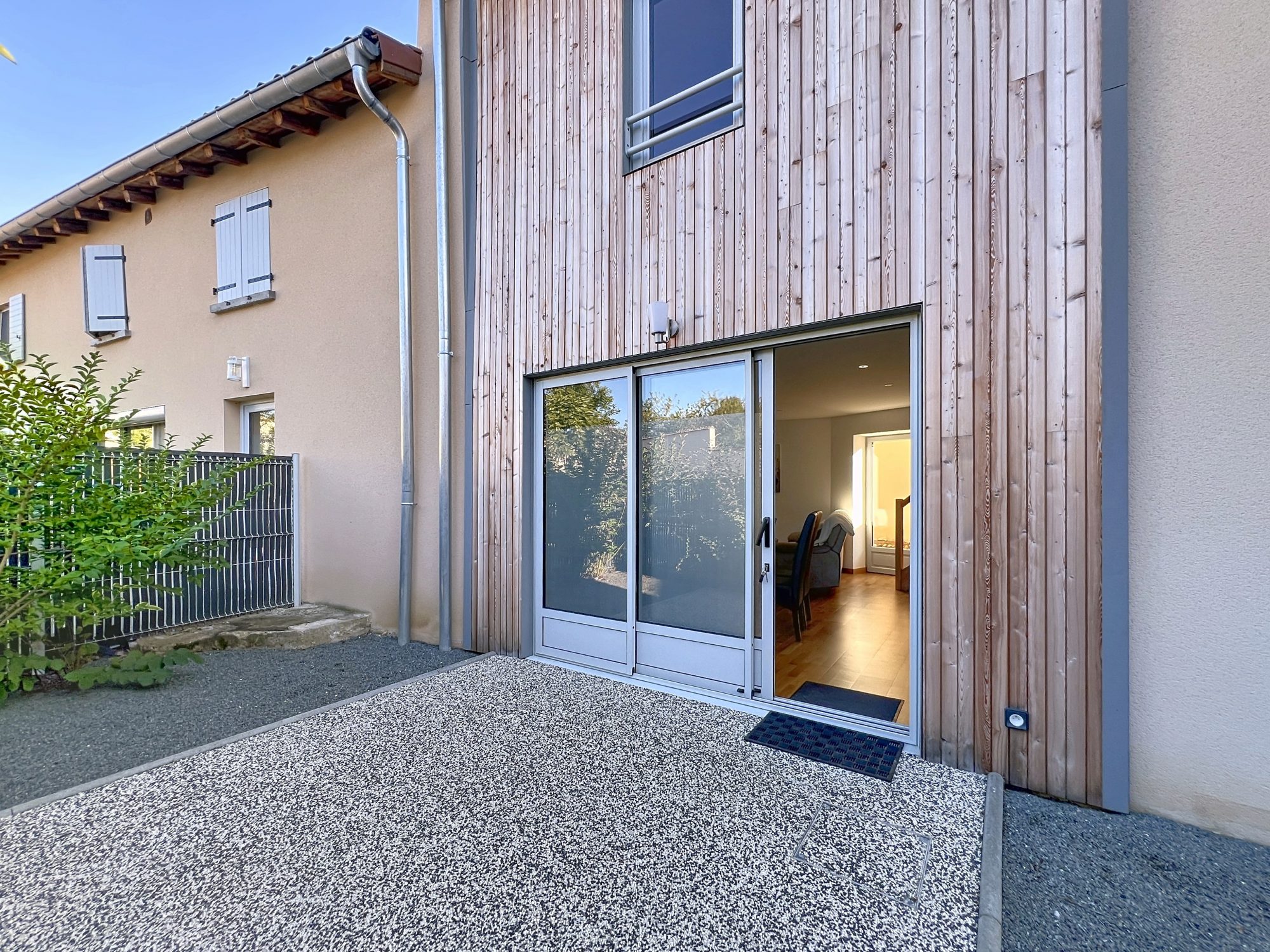 SUR LES HAUTEURS DE GENAY - AU CALME - APPARTEMENT T3 DUPLEX ENTIEREMENT RENOVE AVEC 2 PLACES DE PARKING ET 2 TERRASSES -DANS RESIDENCE FERMEE Genay 69730