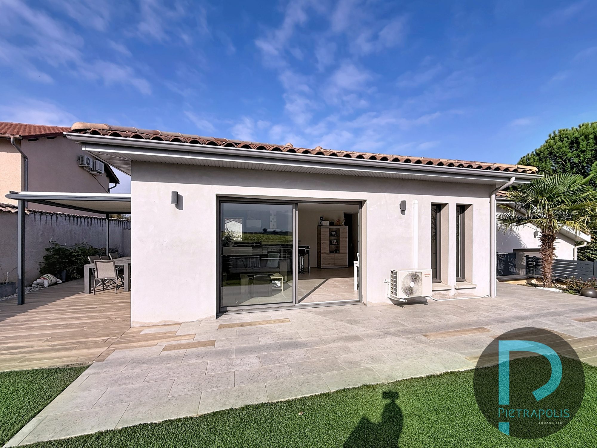 Maison de plain-pied de 92m² - 3 chambres - Terrain de 371m² - garage - 3 places de parkings Chaleins 01480