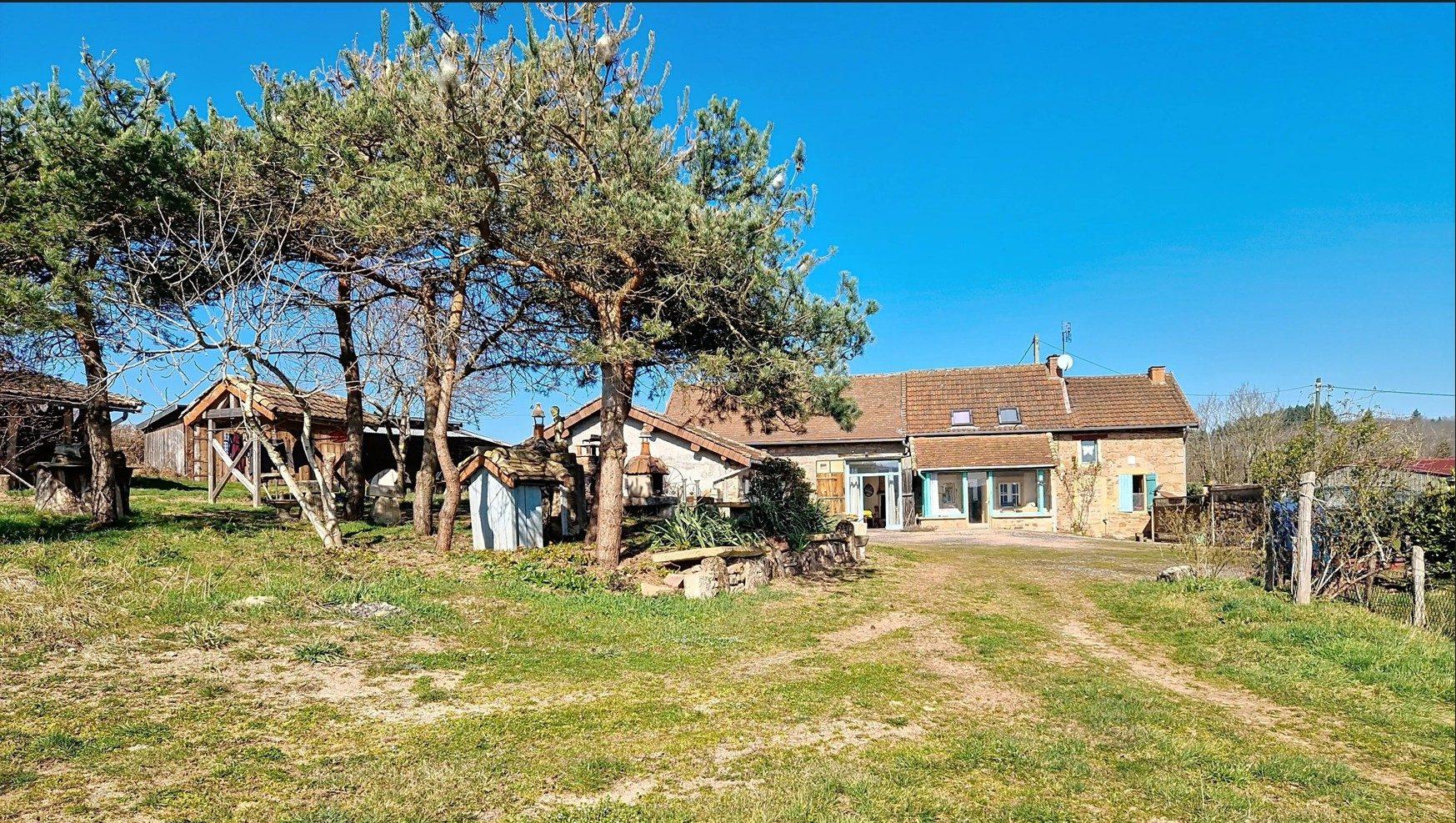 Maison ancienne, en pierres, avec une magnifique vue