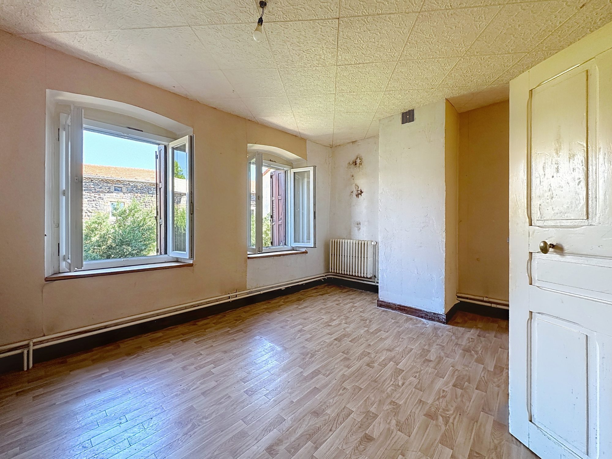 ANCIEN BAR / RESTAURANT AVEC LOGEMENT DE FONCTION ET DÉPENDANCE – BEYSSAC (20 MIN DU PUY-EN-VELAY) Beyssac,  Saint-Jean-de-Nay 43320