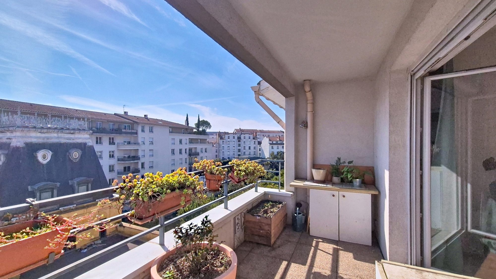 Lyon 3ᵉ – T2 dernier étage avec balcon, vue dégagée, parking et cave Lyon 69003