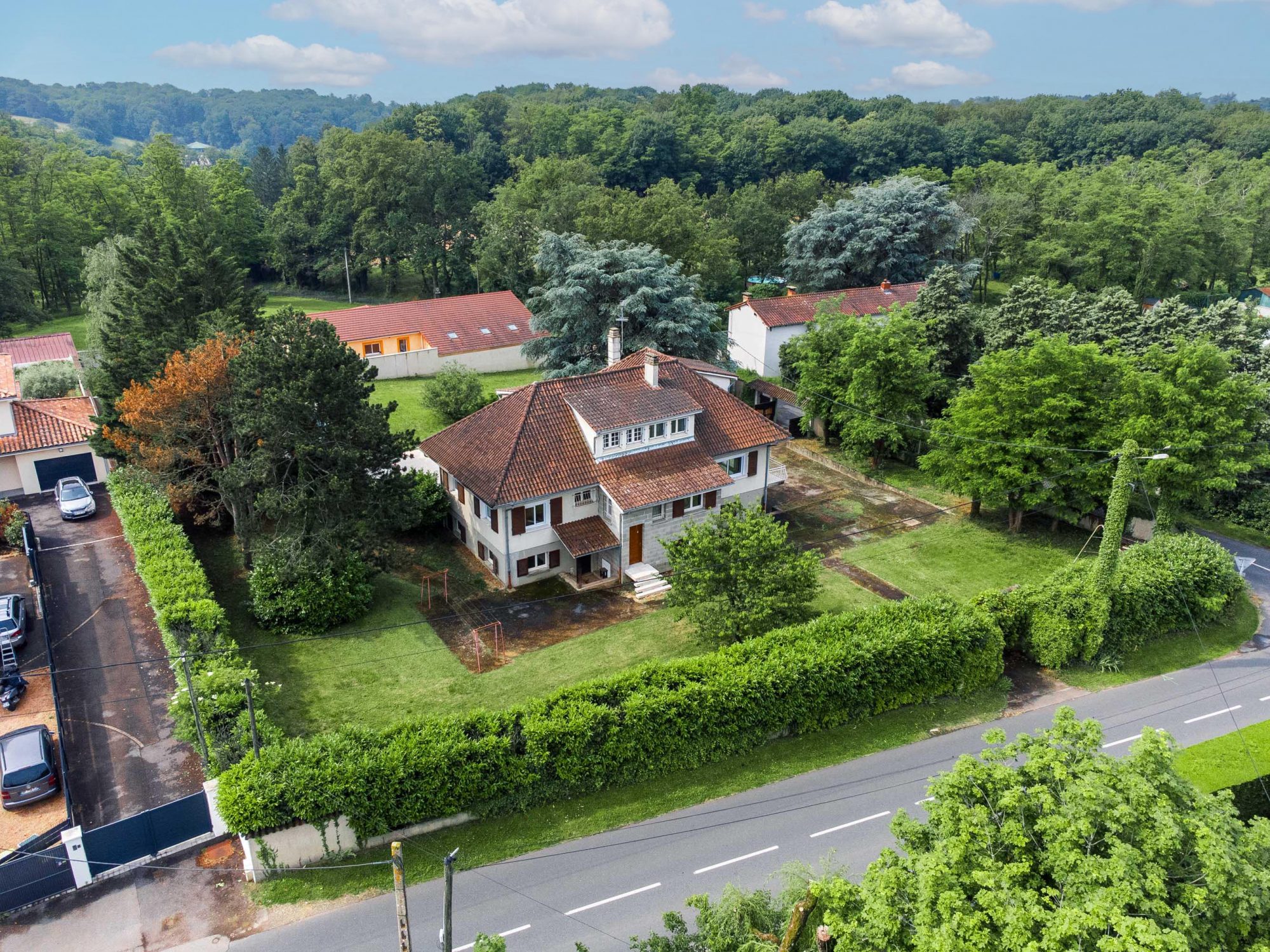 Maison de 300m2, terrain de 2596m2 à Sainte Euphémie. Sainte-Euphémie 01600