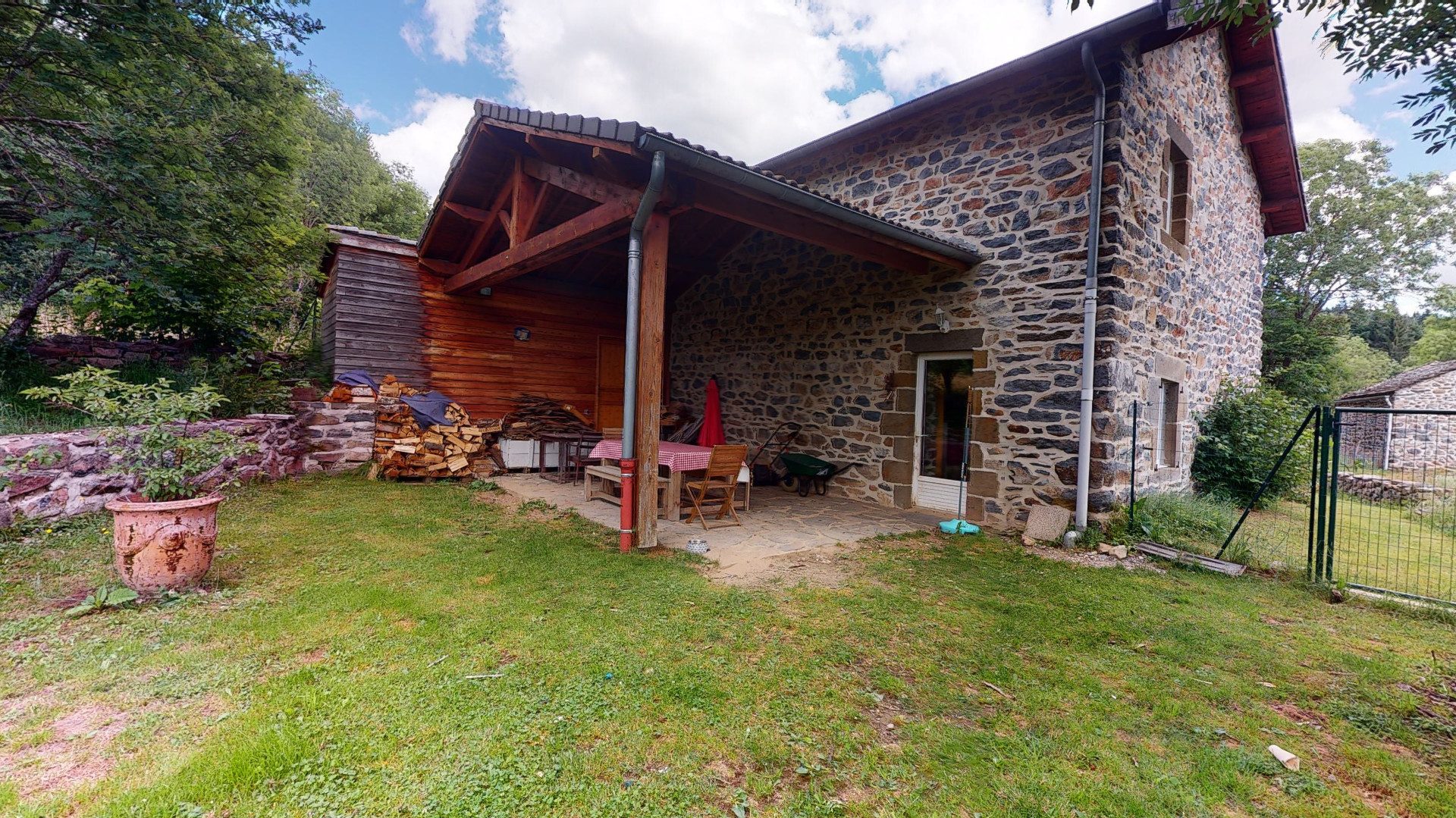 SEULEMENT CHEZ GTI ! Magnifique maison en pierres ! Saint-hostien 43260