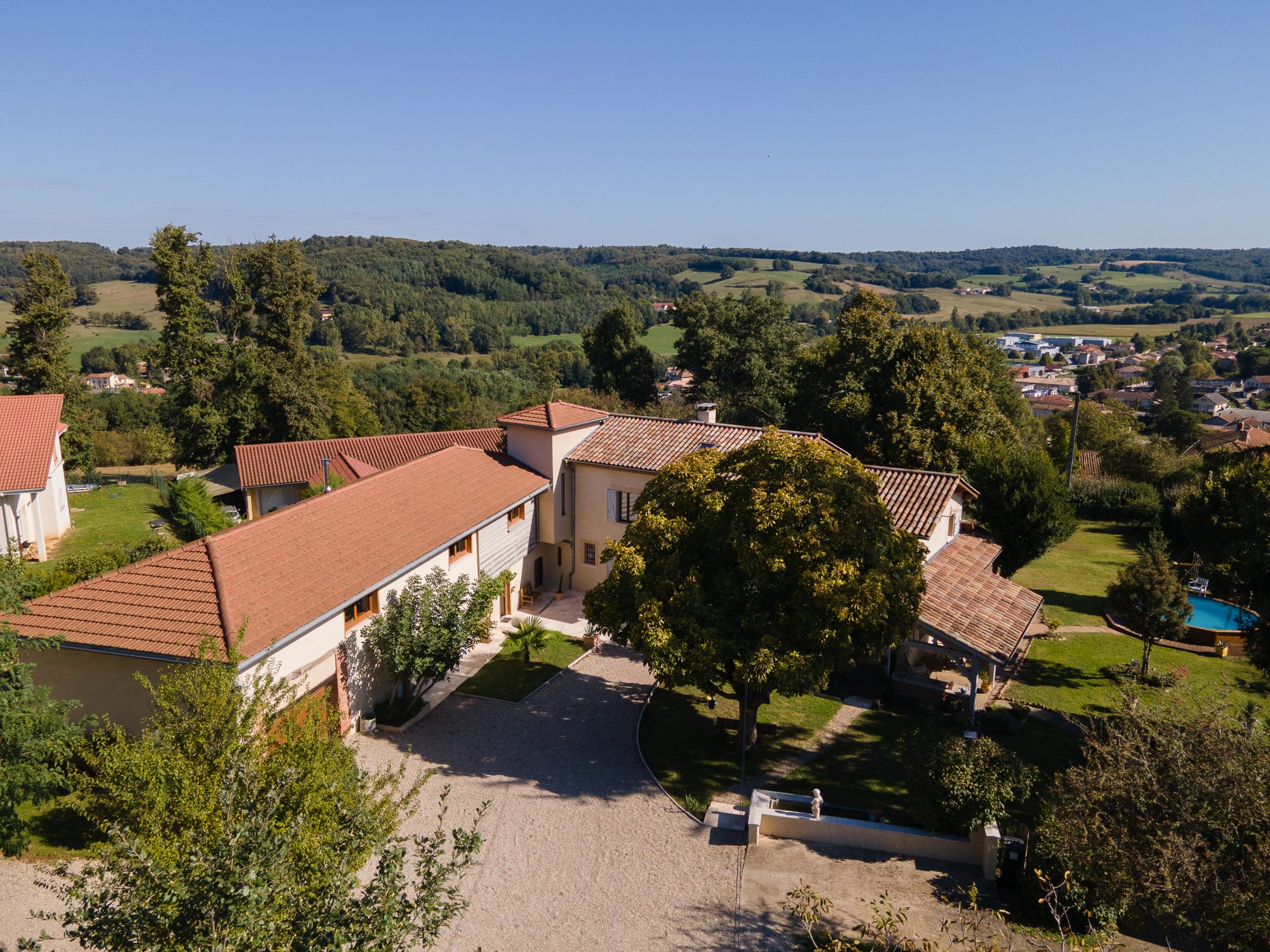 Maison 345m2 (376m2 avec annexes), T11, 6 Ch - Terrain 2770m2 clos et arboré. Piscine hors-sol