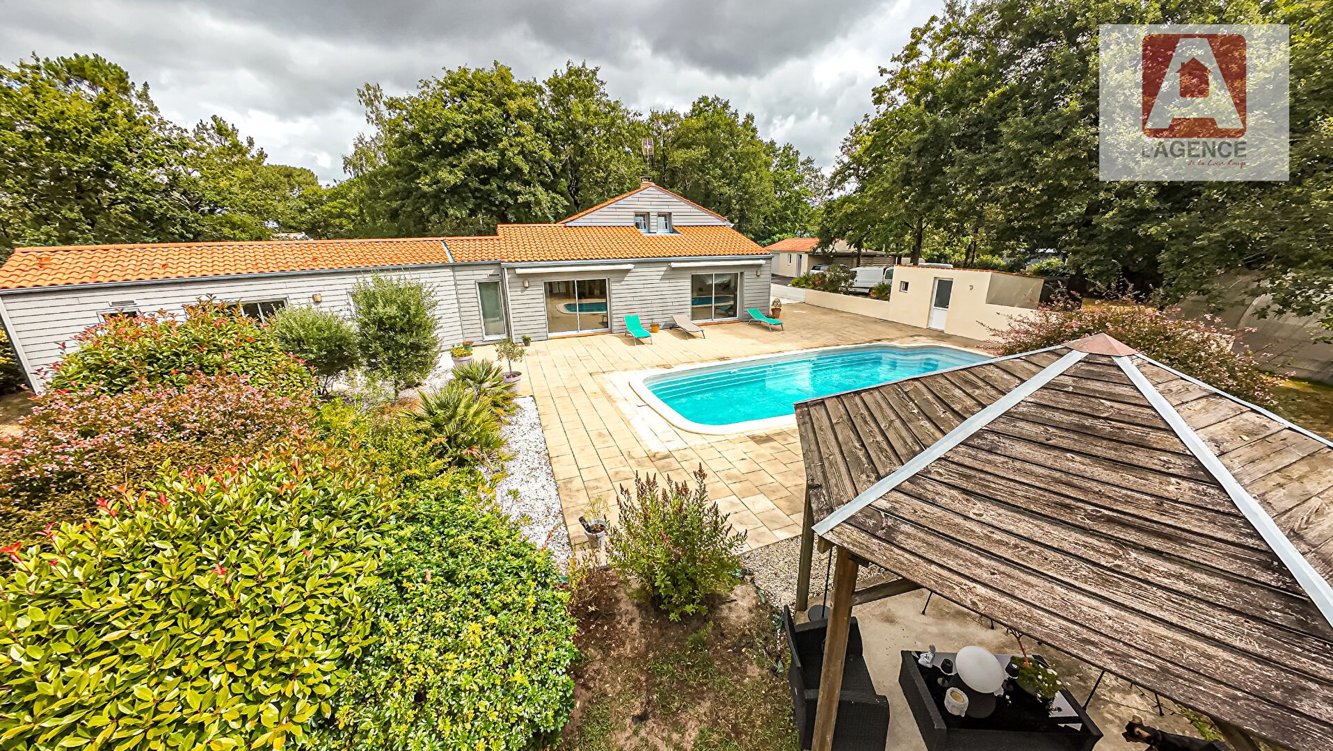 Maison 6 chambres, bureau, 2 garages indépendants, piscine 4x12m et terrain arboré. NOTRE DAME DE RIEZ 85270