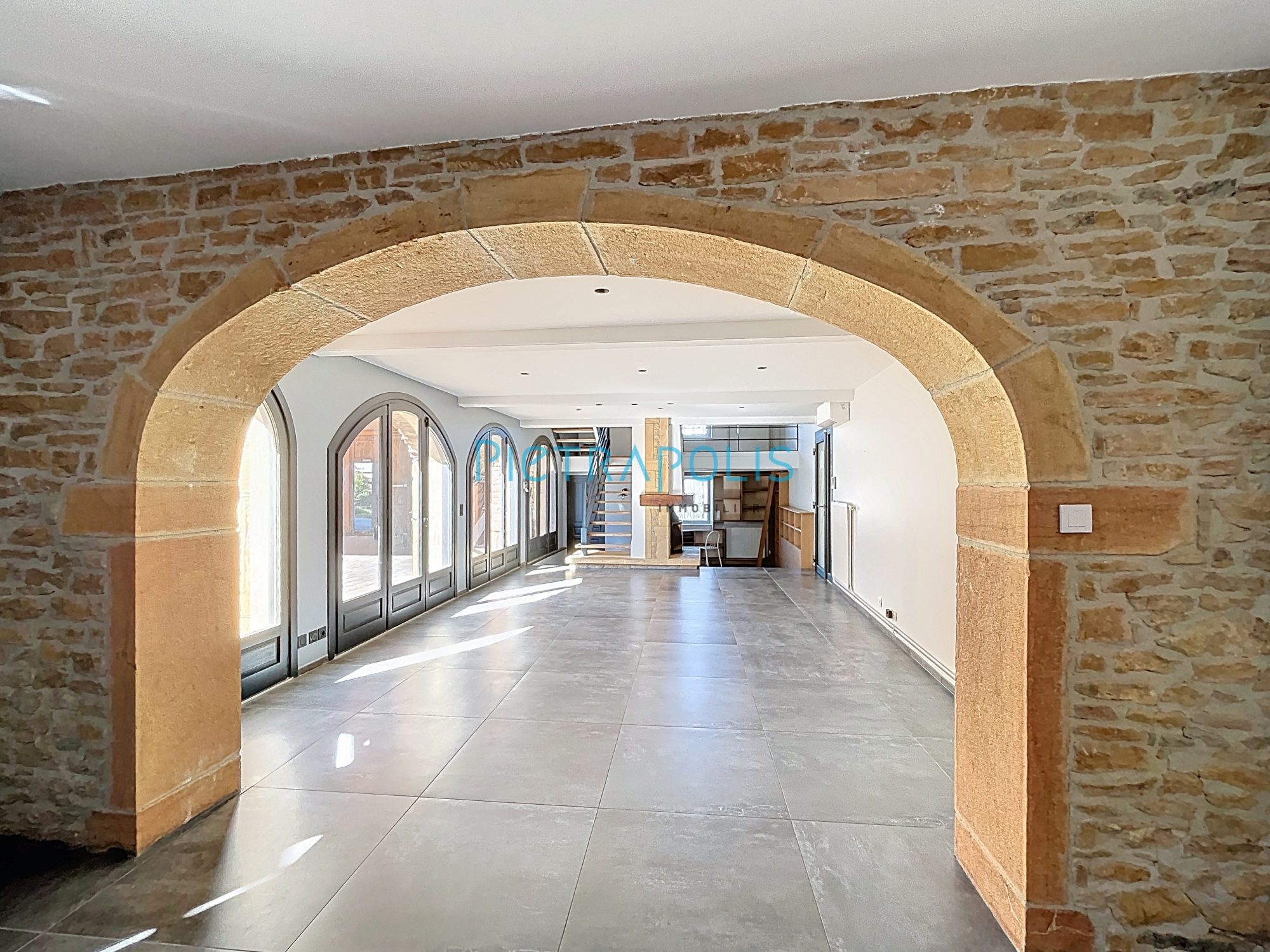 Propriété d'exception en pierres dorées - 9 pièces -280 m² hab - Terrain 1598 m² Marcy 69480