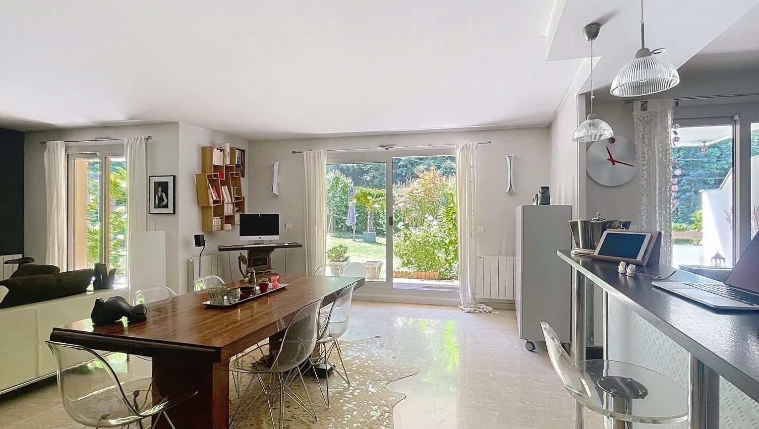 REZ DE JARDIN - T5 de plain pied de 116 m² - terrain privé de 400 m² piscinable. Caluire-et-Cuire 69300