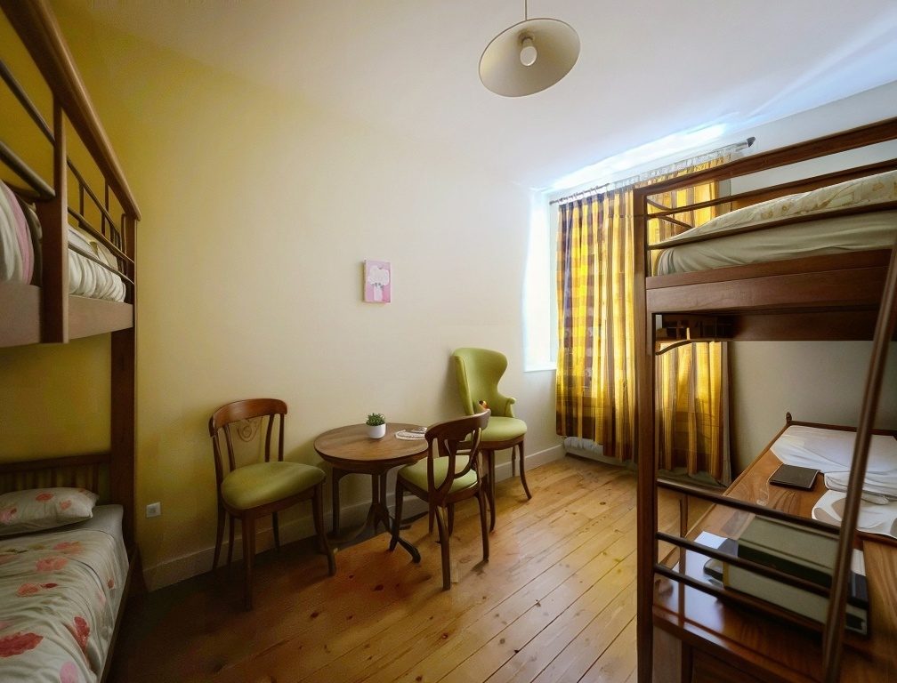 EN PLEIN CENTRE DE CIVRIEUX - MAISON DE 200m2- TERRAIN -GRANGE Civrieux 01390