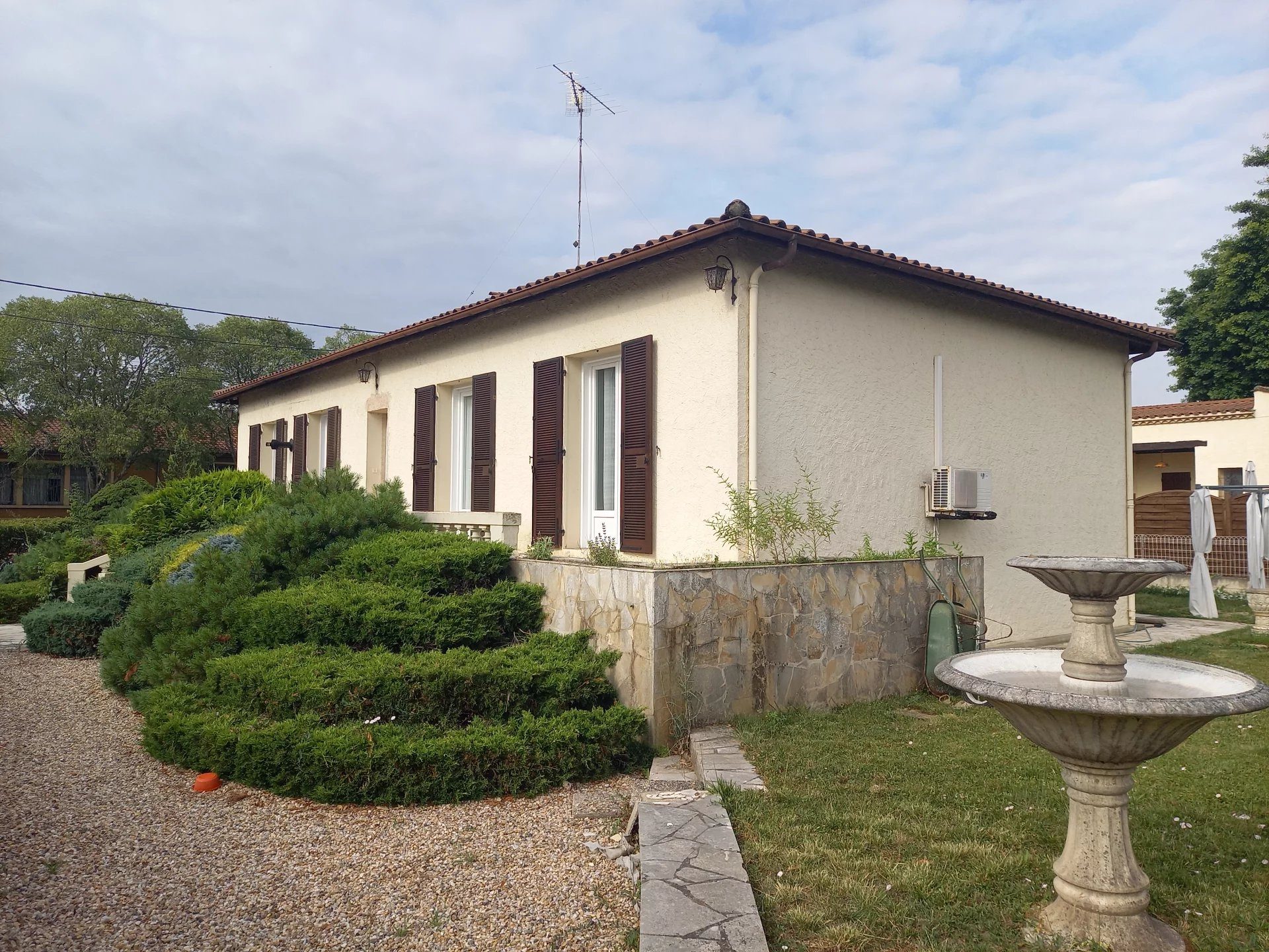 MAISON de Ville