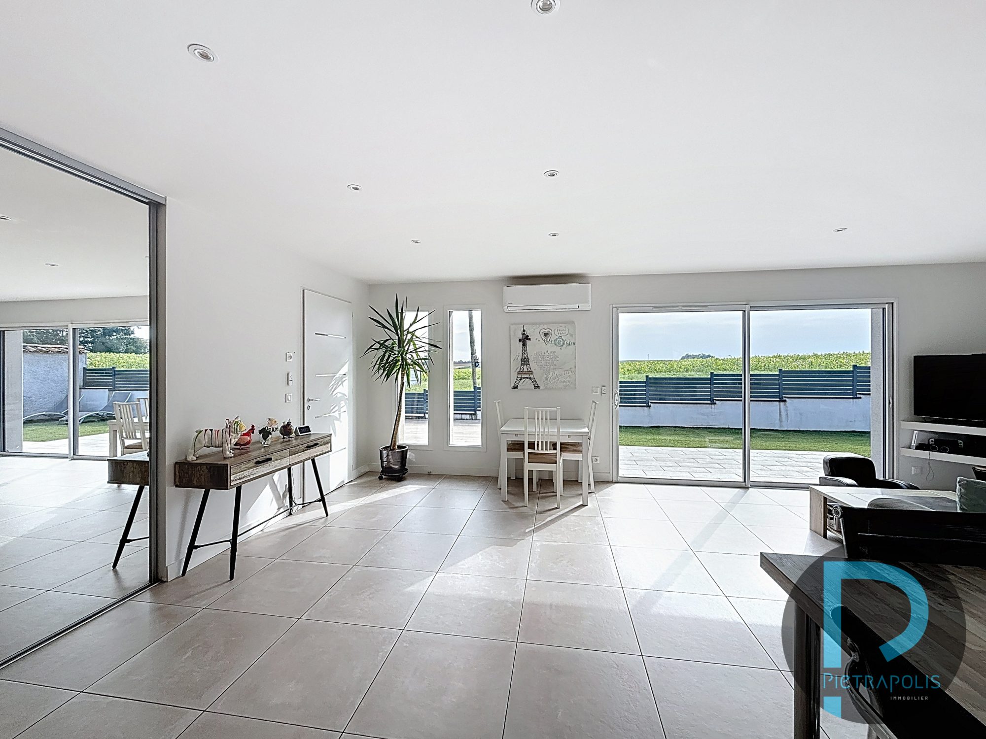 Maison de plain-pied de 92m² - 3 chambres - Terrain de 371m² - garage - 3 places de parkings Chaleins 01480