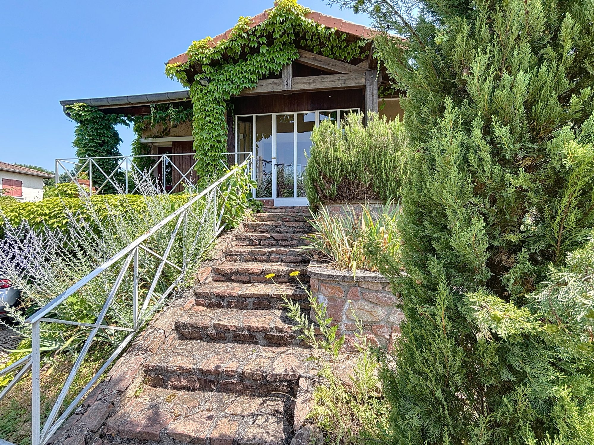 MAISON AVEC TERRAIN, PISCINE et DEPENDANCES Amplepuis 69550