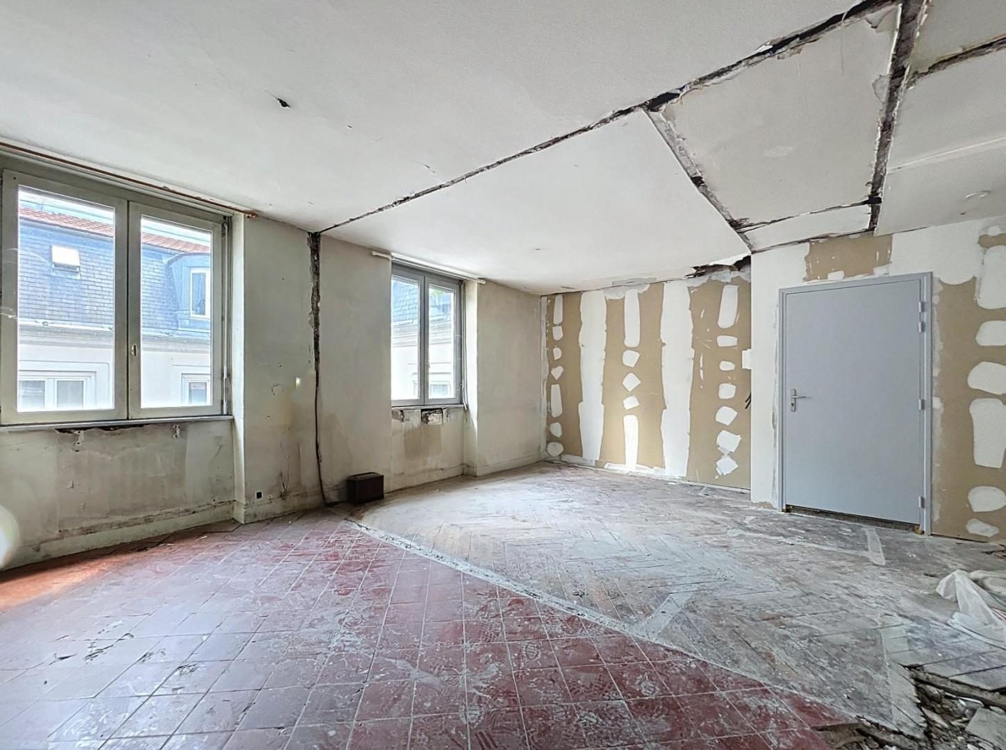 PLACE DES TERREAUX - PLATEAU 25,91m2 A RENOVER - 5 eme ETAGE - LUMINEUX