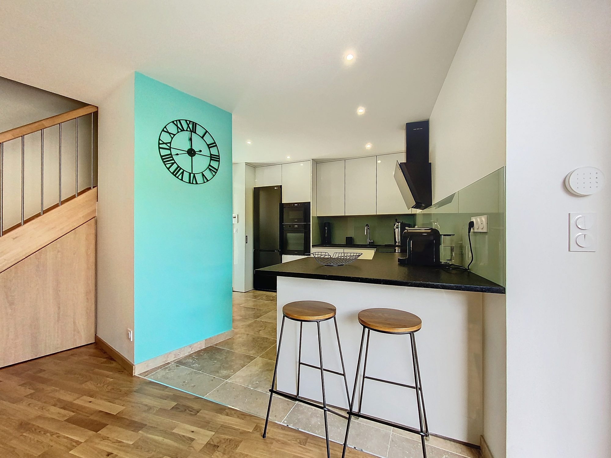 SUR LES HAUTEURS DE GENAY - AU CALME - APPARTEMENT T3 DUPLEX ENTIEREMENT RENOVE AVEC 2 PLACES DE PARKING ET 2 TERRASSES -DANS RESIDENCE FERMEE Genay 69730