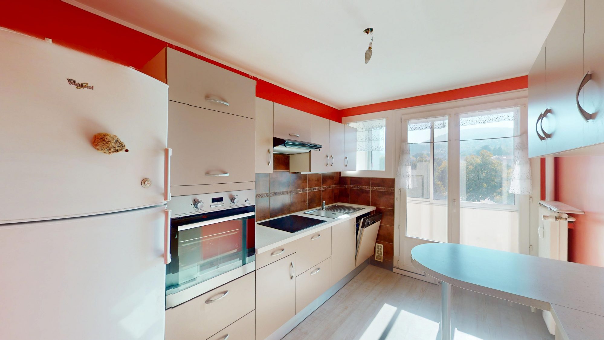 APPARTEMENT T4 101m², 3ÈME ÉTAGE AVEC ASCENSEUR, 3 CHAMBRES, BALCON, LOGGIA, LOGEMENT PERFORMANT, DPE C, AUCUNS TARVAUX À PRÉVOIR, PROCHE TOUTES COMMODITÉS! Le Chambon-Feugerolles 42500