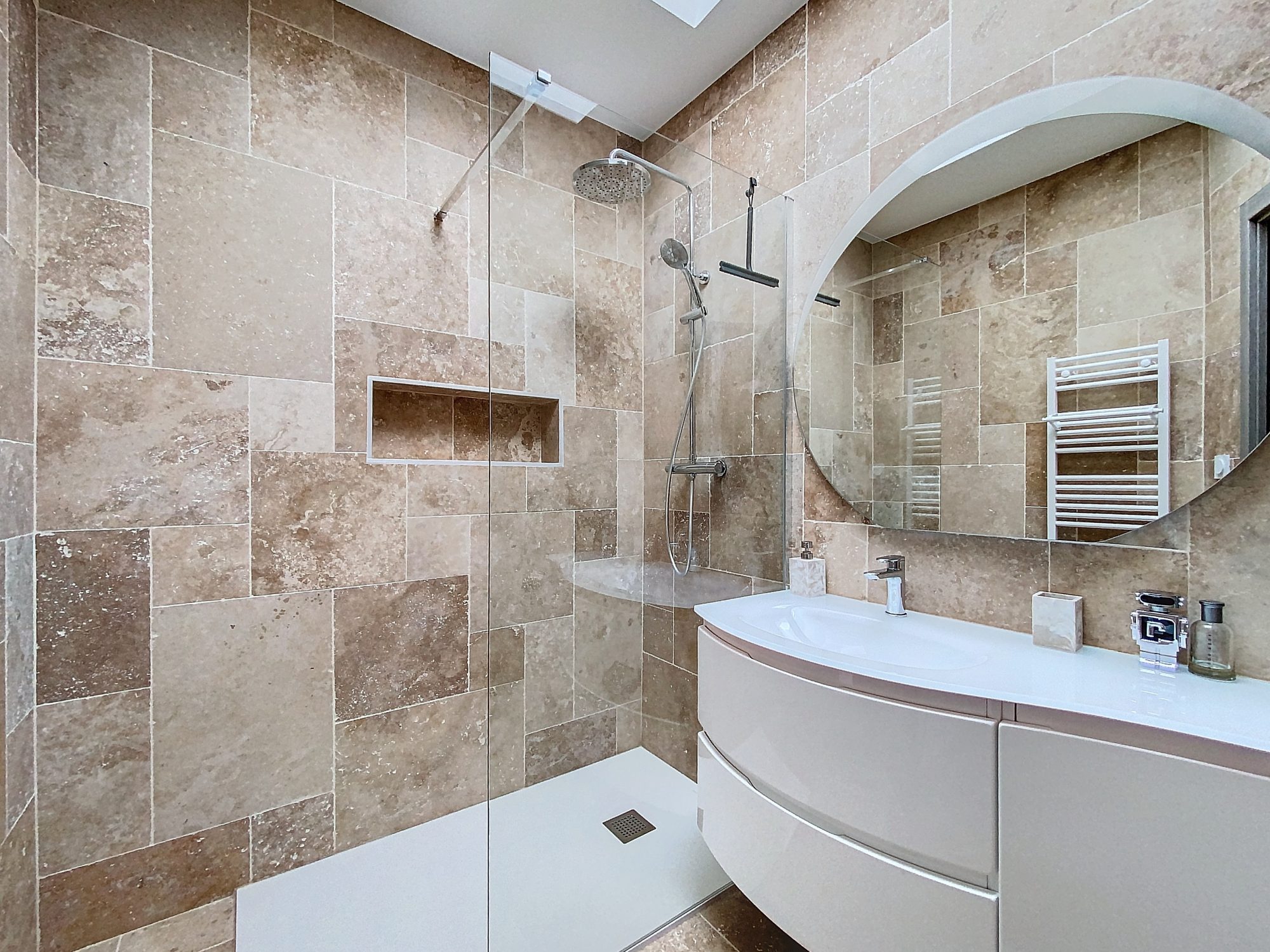 SUR LES HAUTEURS DE GENAY - AU CALME - APPARTEMENT T3 DUPLEX ENTIEREMENT RENOVE AVEC 2 PLACES DE PARKING ET 2 TERRASSES -DANS RESIDENCE FERMEE Genay 69730