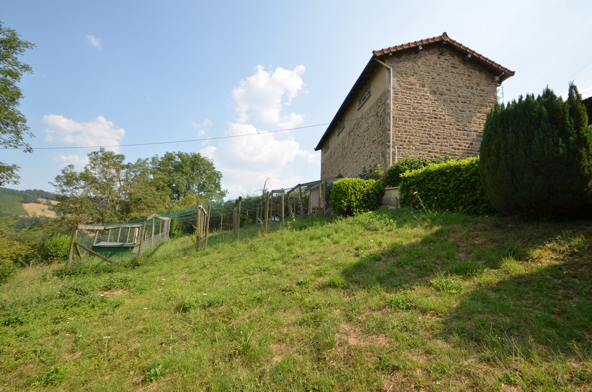 MAISON - 2 CHBRES – JARDIN – DEPENDANCES - SOUS SOL Saint-Vincent-de-Reins 69240